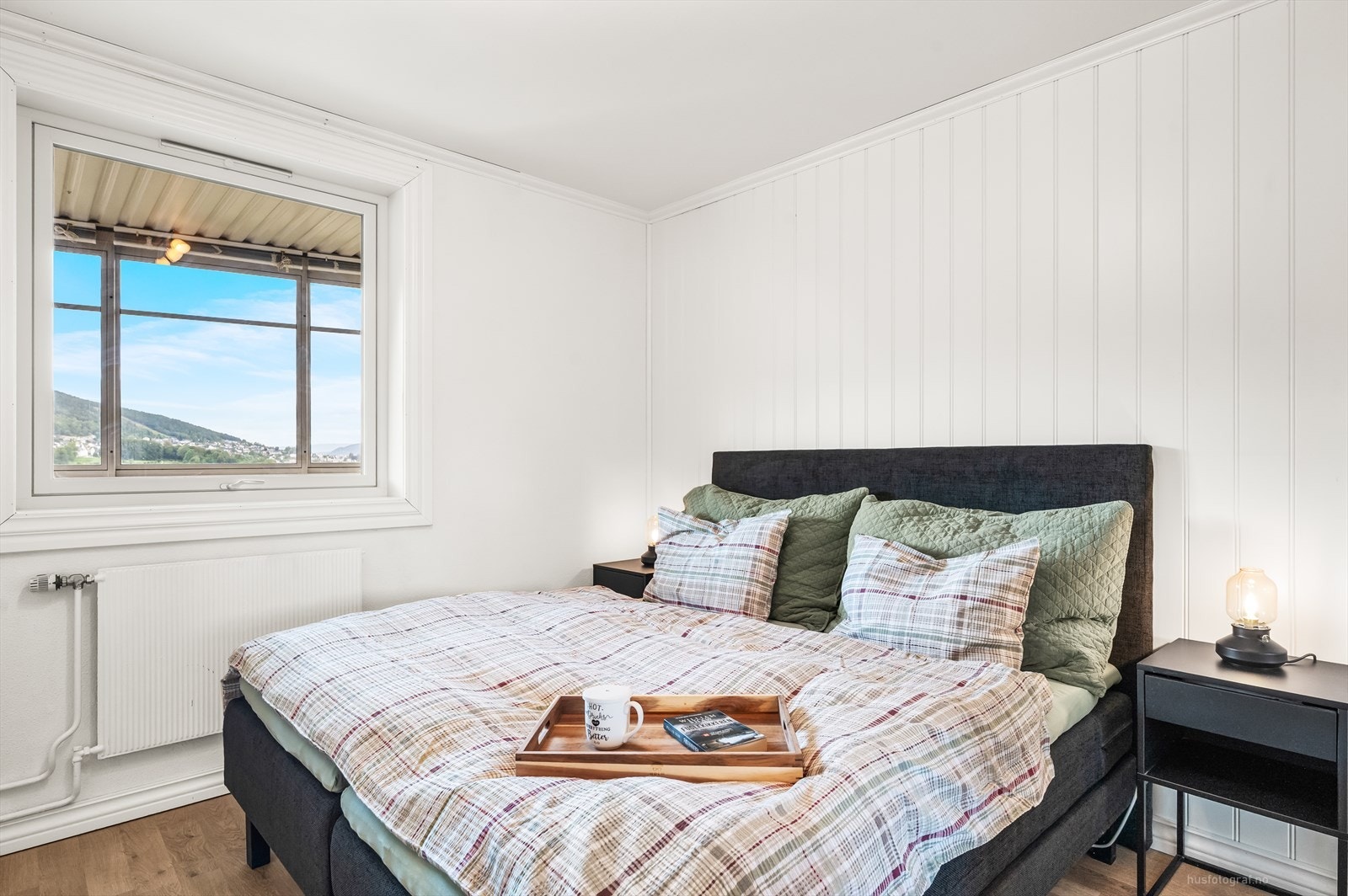 Pent hovedsoverom av god størrelse med plass til dobbeltseng med tilhørende nattbord og skyvedørsgarderobe. Galleribilde