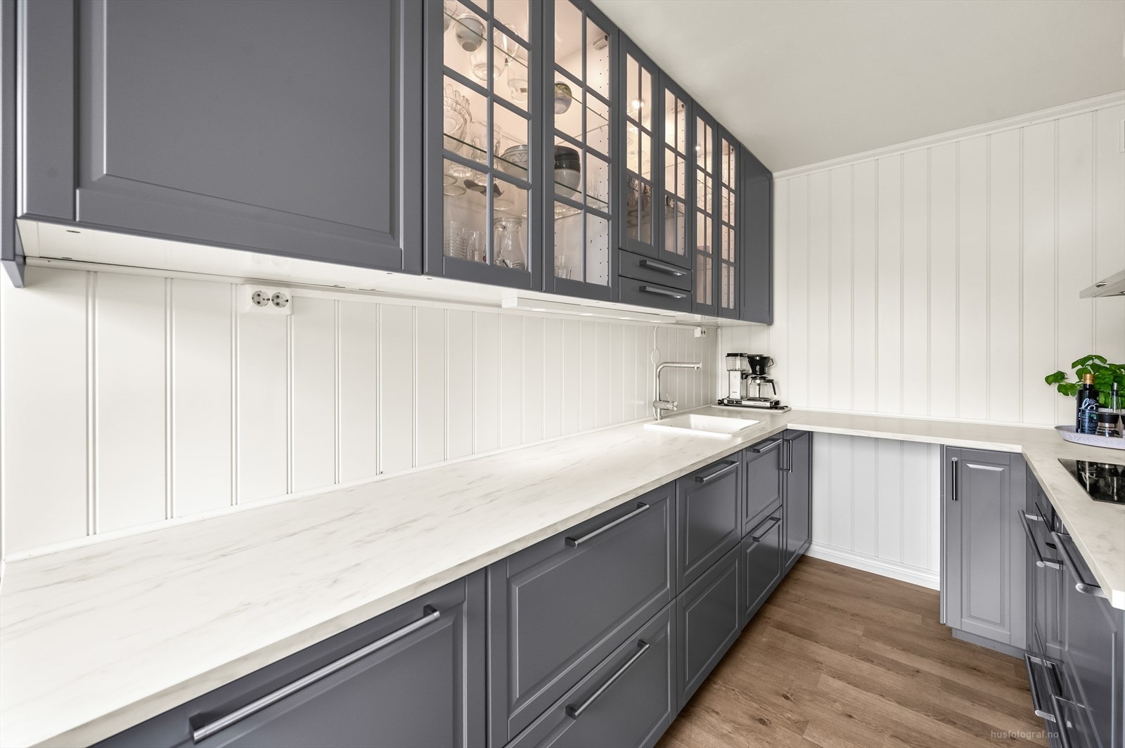 Flere av skapene har glassfelt med belysning. Galleribilde