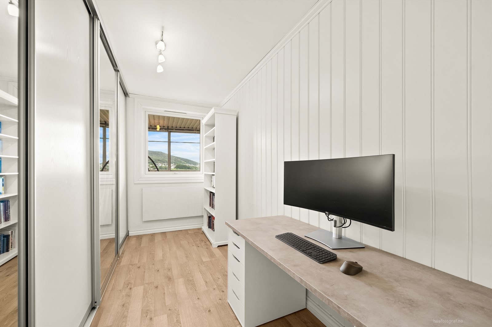 Soverom 2 er i dag innredet som kontor og har skyvedørsgarderobe. Galleribilde