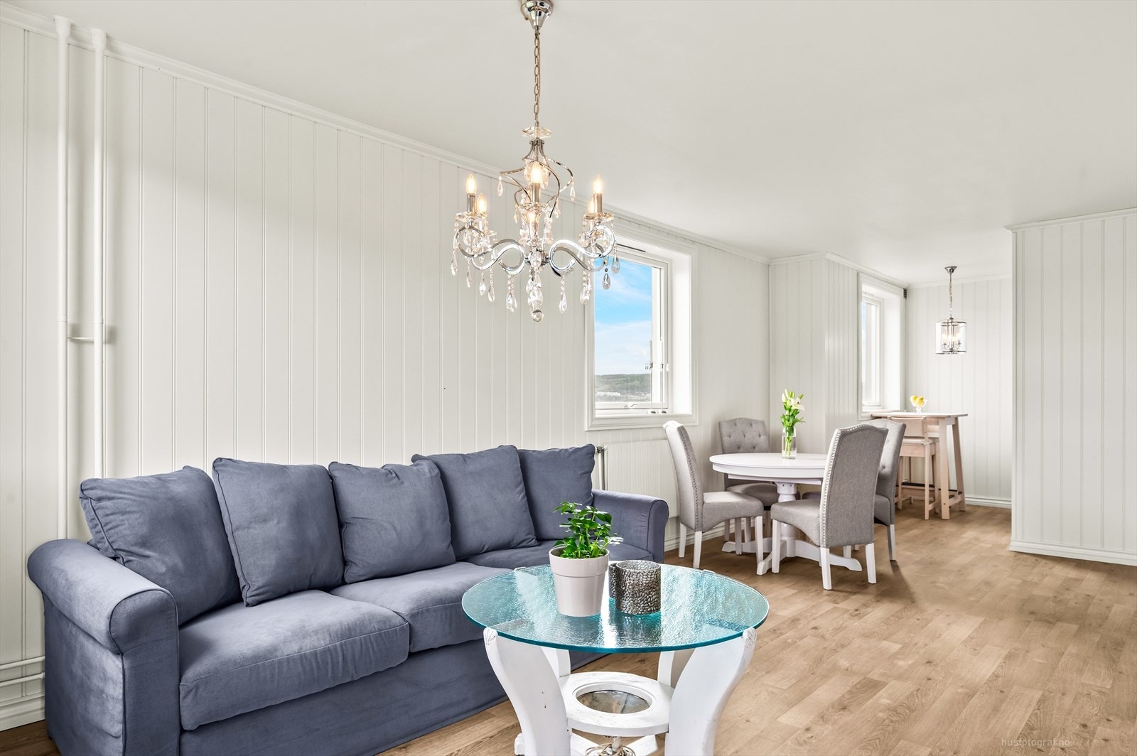 Leiligheten inneholder entré, 2 soverom, bad, stue. kjøkken og bod. Det er også utgang til innglasset balkong fra stue. Det er i tillegg godt med bod plass i kjeller. Galleribilde