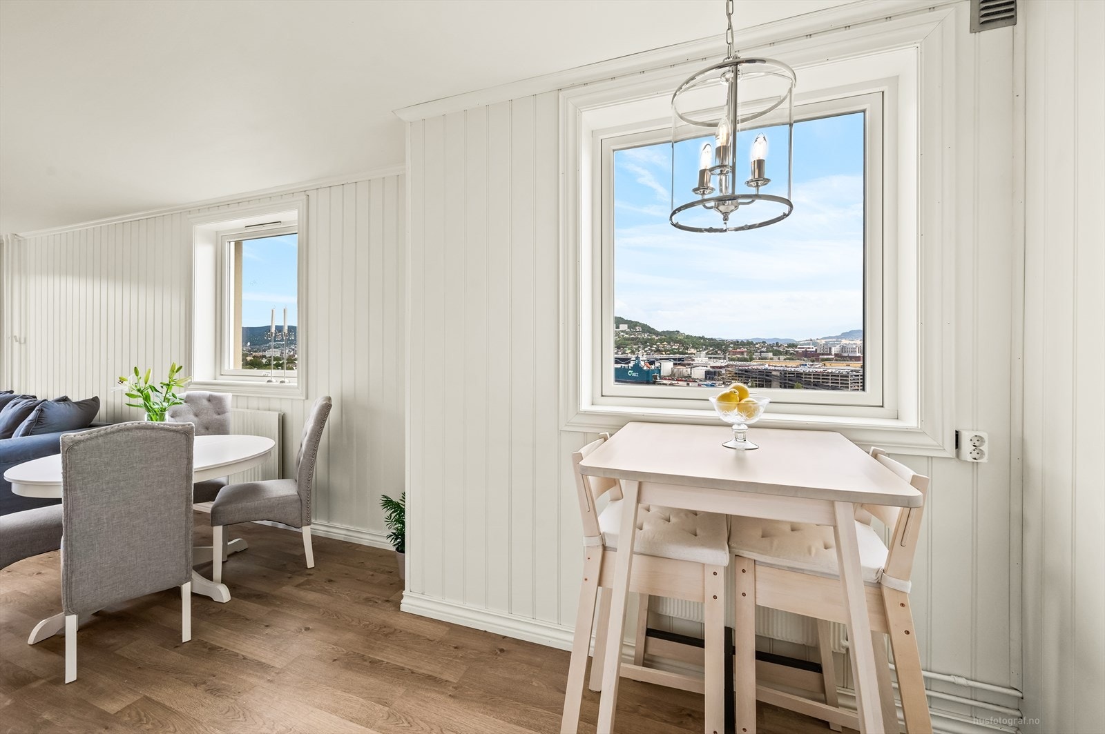 Leiligheten har oppvarming med sentralfyr med radiatorer. For øvrig elektrisk oppvarming. Galleribilde