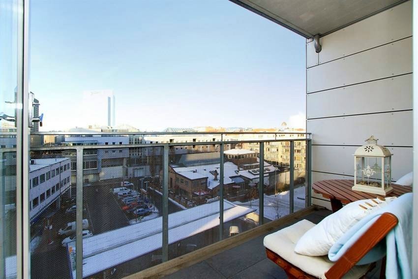 Balkong med utsikt over Teaterplassen Galleribilde