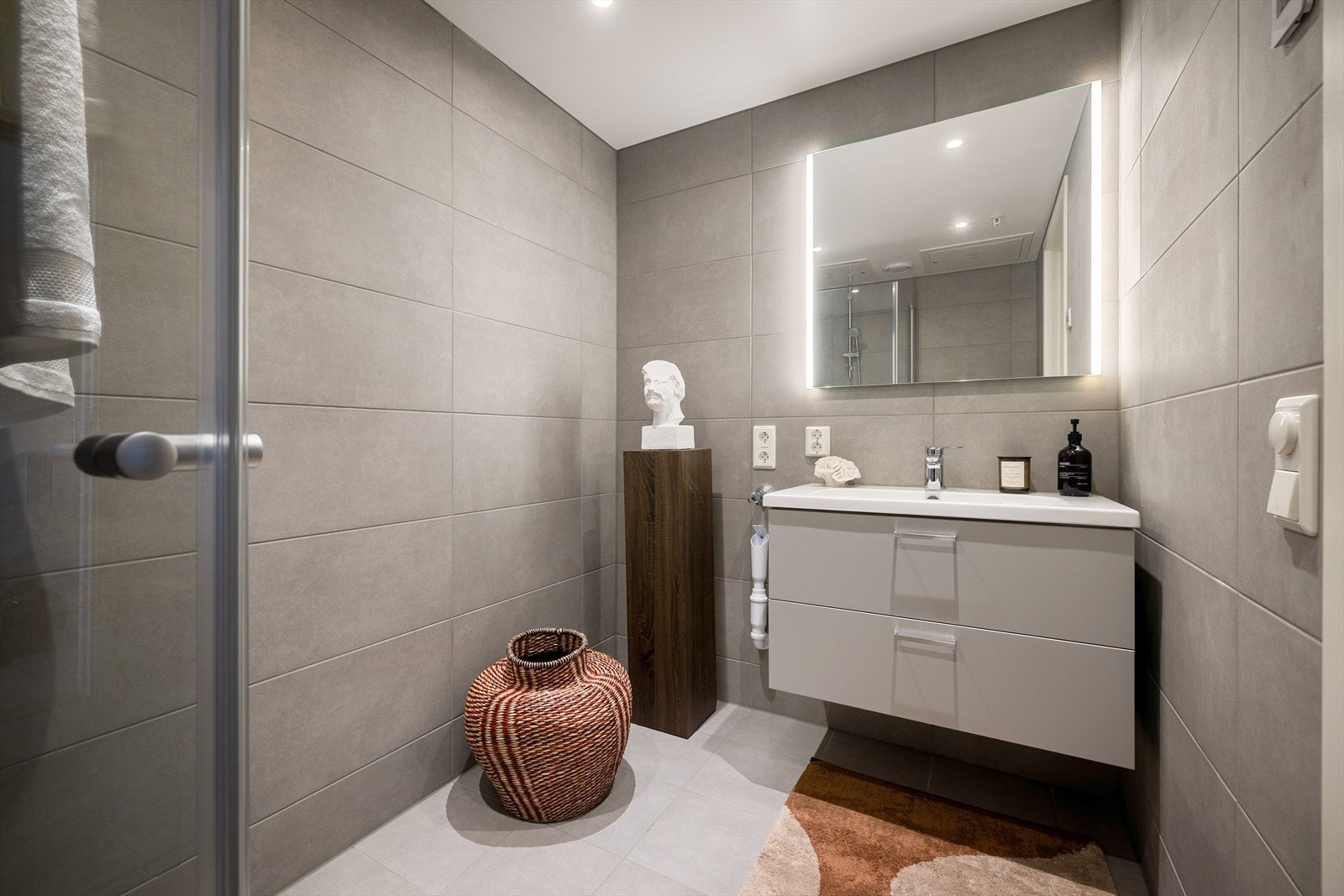 Pent baderom m/30x30 gulvflis og 30x60 veggflis. Gulvvarme og opplegg for vaskemaskin. Galleribilde