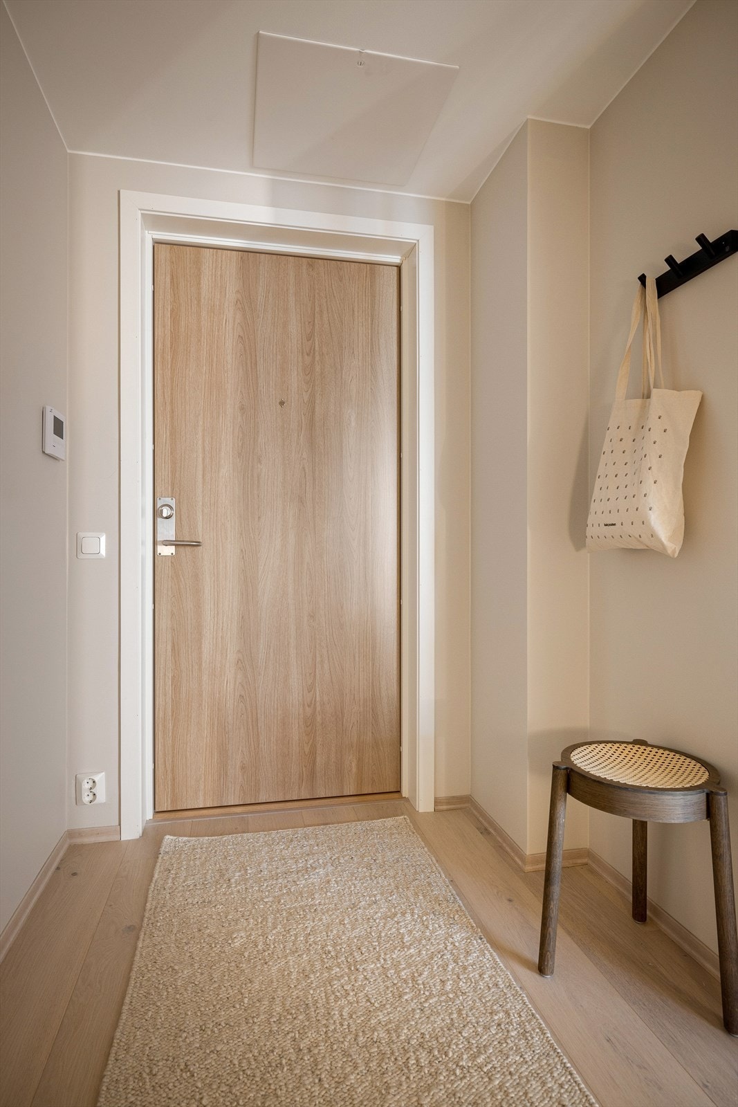 To-veis porttelefon med kamera v/inngangsdør. Galleribilde