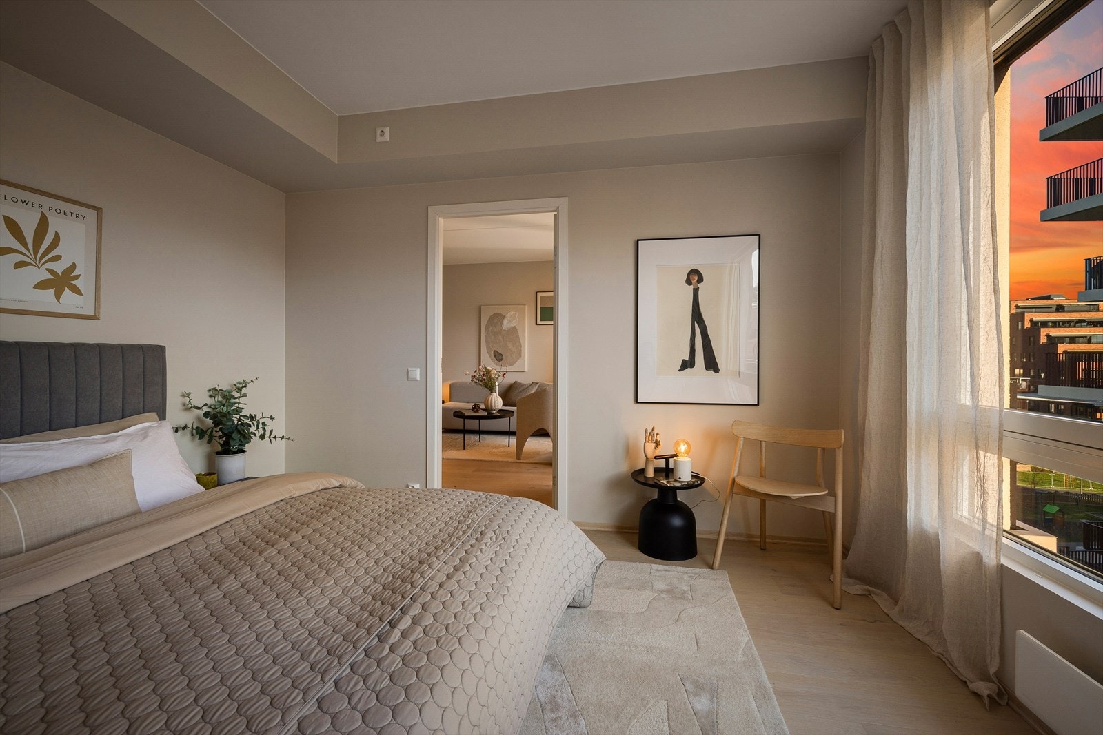 Stort hovedsoverom på ca. 9,5 kvm. Adkomst til bad. God himlingshøyde. Galleribilde