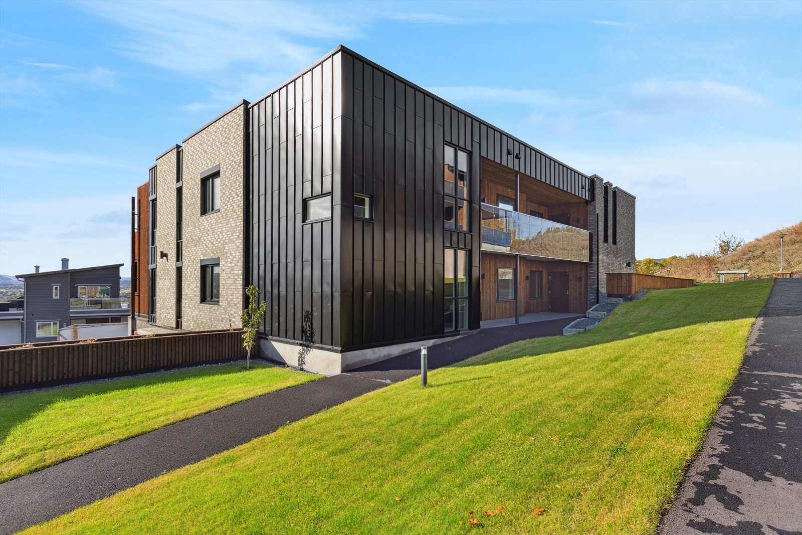 Området er nyetablert og svært barnevennlig med bl.a. kort vei til barnehage og ligger sentralt i forhold til gode serviceforhold i Hokksund sentrum. Galleribilde