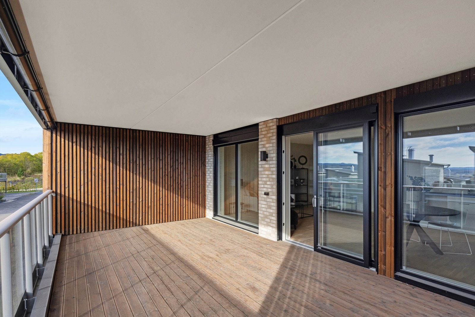 Terrassen er utført med Royal-impregnerte terrassebord og tonede glassrekkverk. Galleribilde