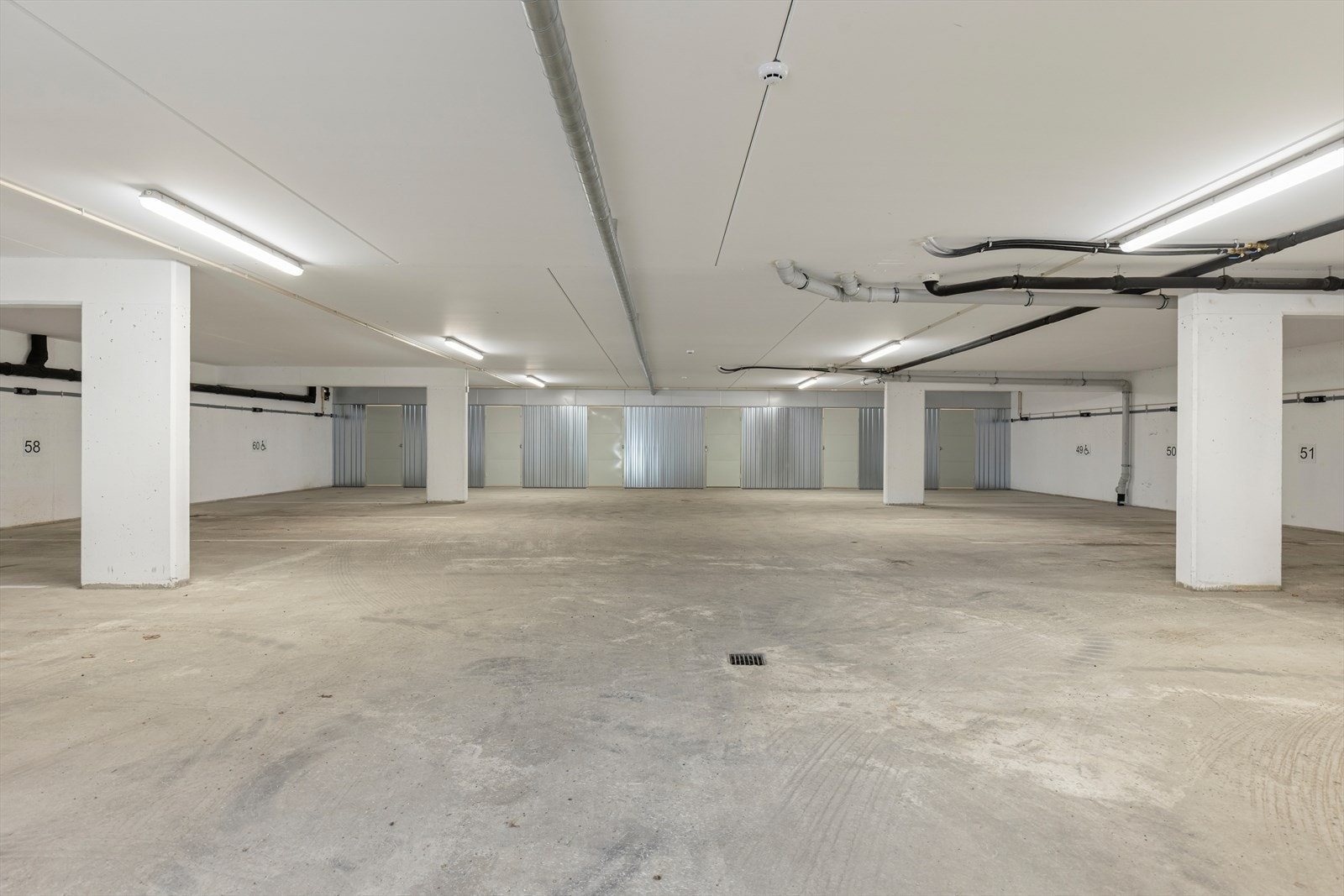 Leiligheten disponerer 2 garasjeplasser i felles garasjenalegg. Galleribilde