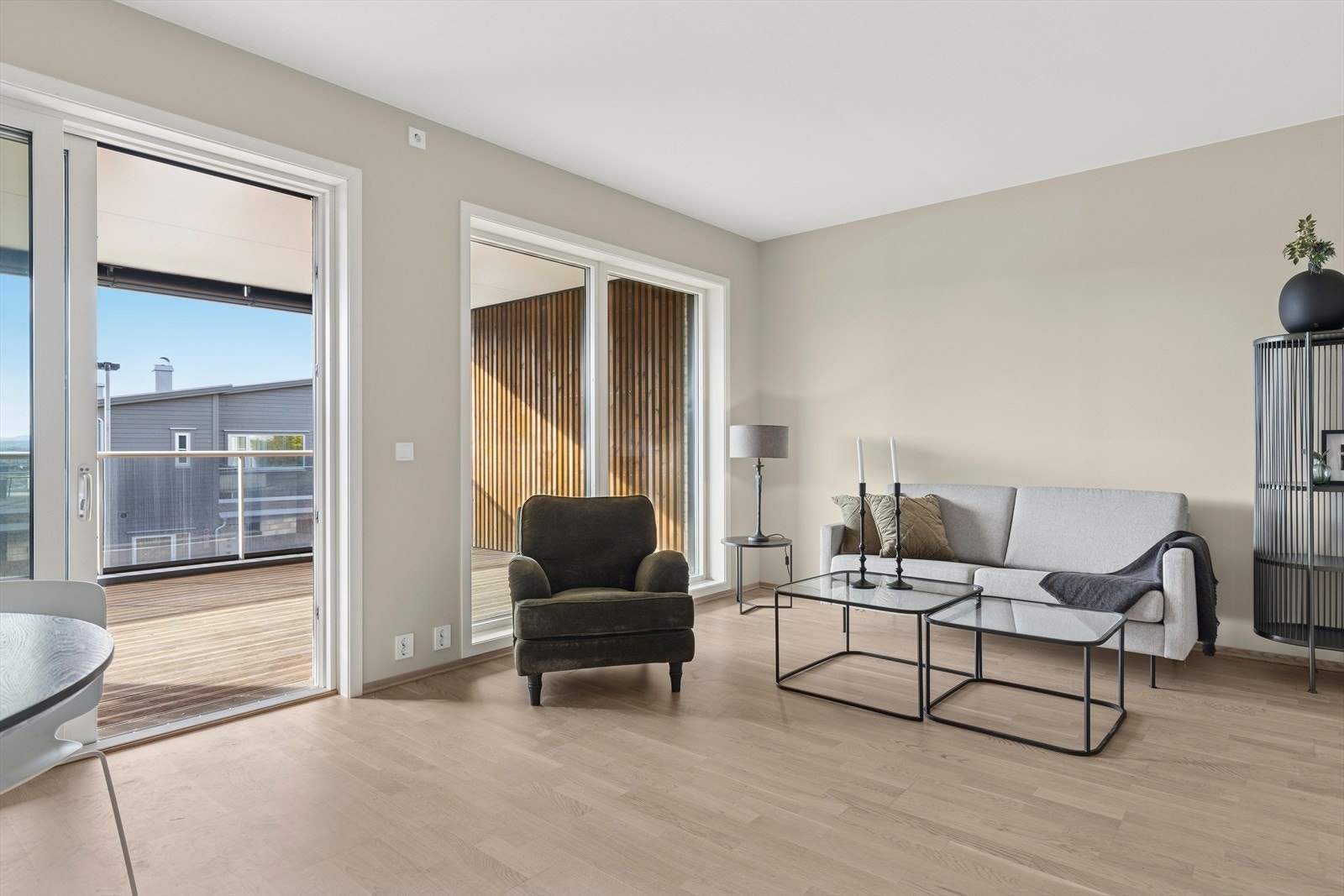 Leiligheten byr på en gjennomtenkt planløsning, store vindusflater og moderne standard. Galleribilde