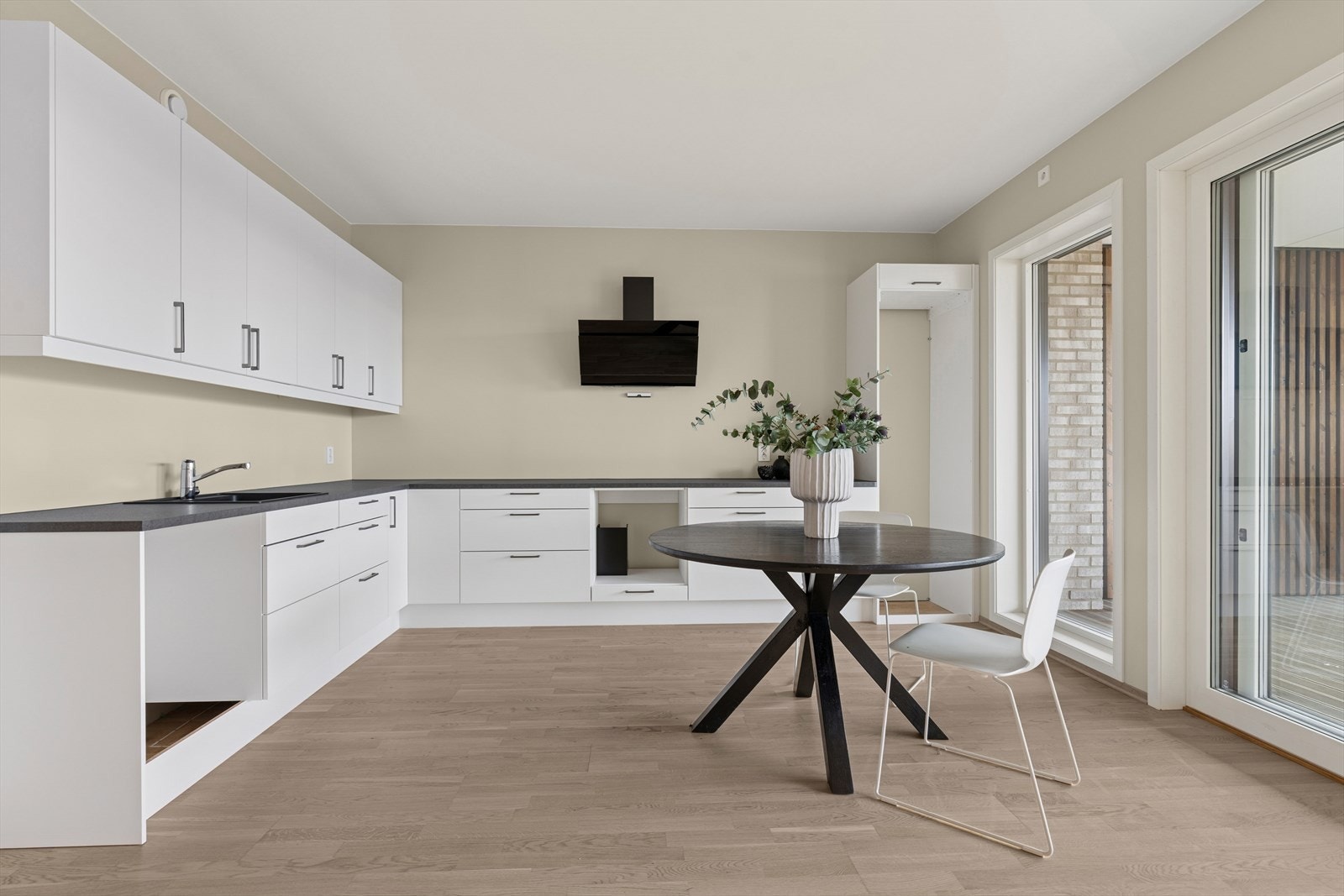 Kvalitetskjøkken fra Norema med god skap- og benkeplass. Galleribilde