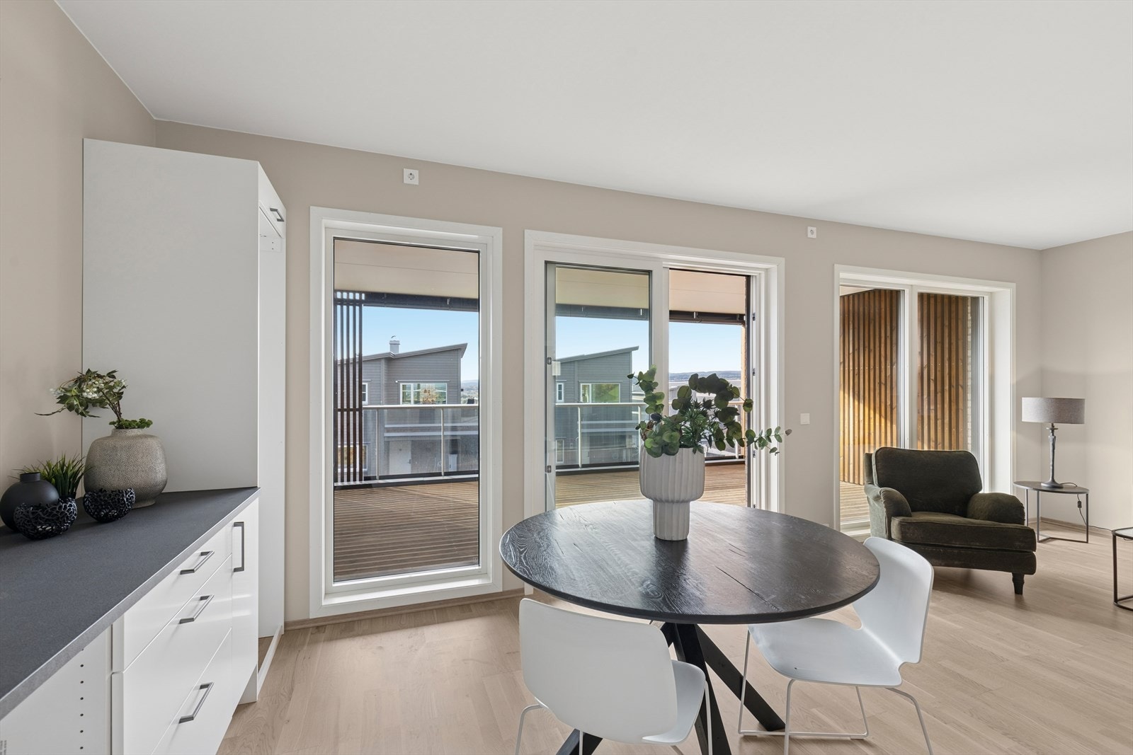 Her er det store vindusflater som slipper inn rikelig med naturlig lys. Galleribilde