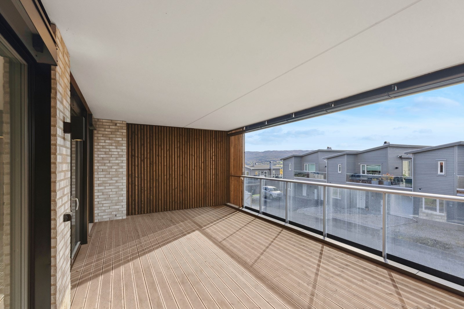 Fra stuen er det utgang til en flott terrasse på 28,8 kvm. Terrassen er sydvestvendt og har gode solforhold Galleribilde