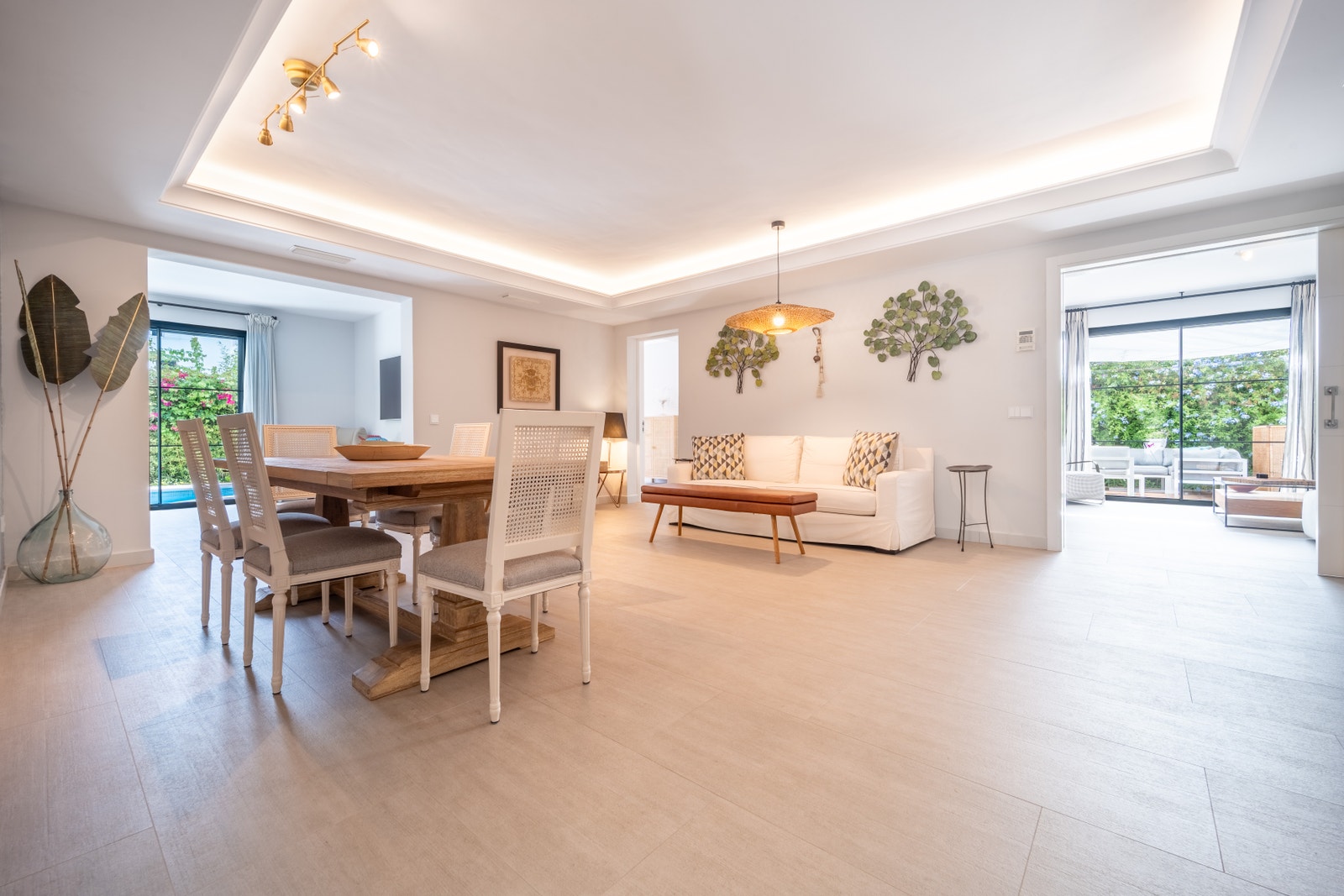 Opplev solskinnet i denne romslige salongen med åpen planløsning i hjertet av vårt innbydende en etasje hus. Planløsningen er gjennomtenkt designet for maksimal komfort og inviterer deg til å slappe av, samles og nyte livet sammen i et vakkert sammenhenge Galleribilde