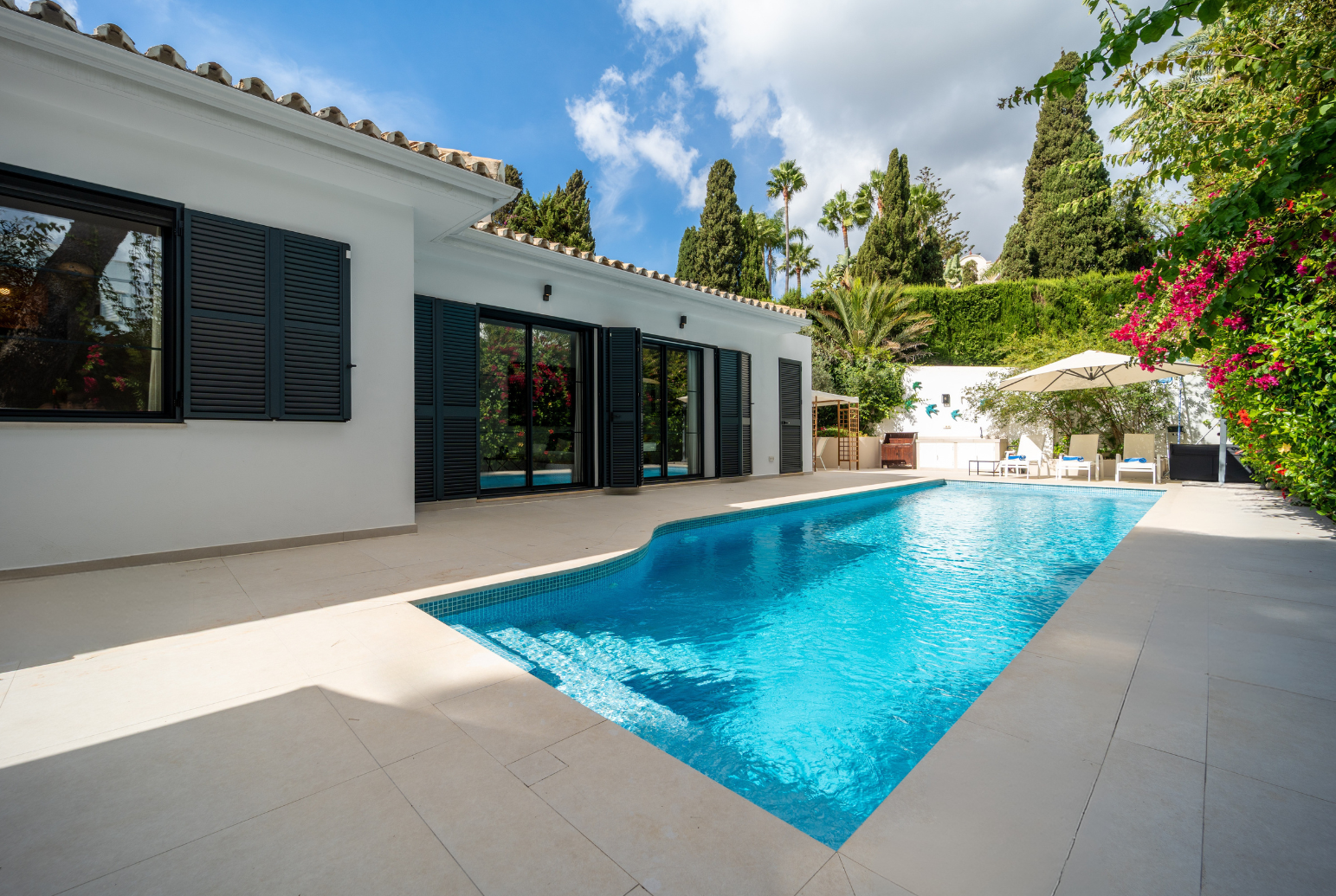 Hopp rett uti svømmebassenget på Casa Salma og slapp av på den solfylte terrassen, omgitt av ro og en endeløs vegg av bougainvillea. Dette innbydende uteområdet er alt det livet i Marbellas solfylte klima skal være.
Jump right into Casa Salma’s swimming Galleribilde