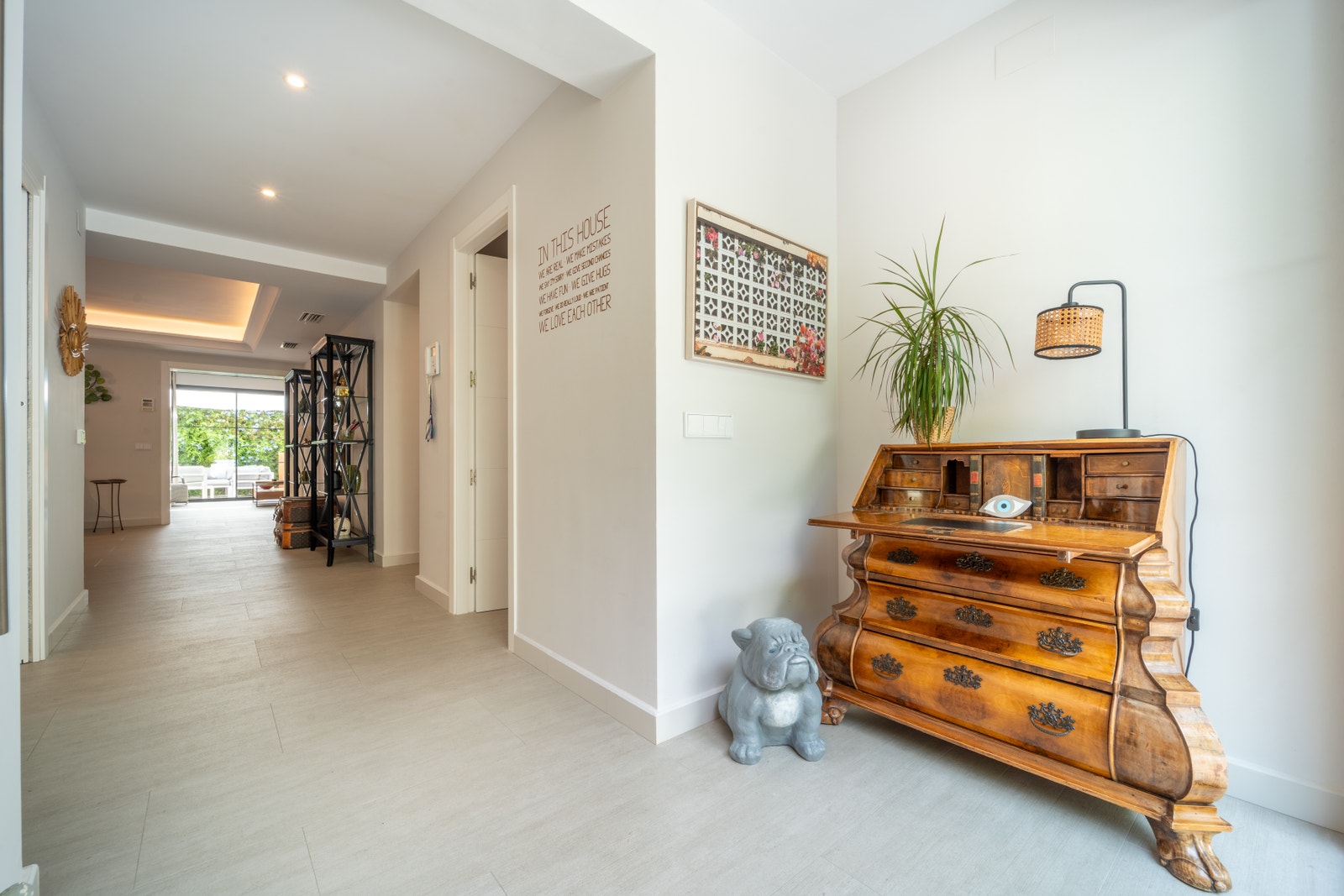 Den lyse og åpne inngangspartiet på Casa Salma trekker blikket mot den romslige sentrale salongen, den koselige TV-stuen på siden og den innbydende utesalongen bak. Hver detalj skaper en følelse av ro og tilknytning, og inviterer deg til å omfavne den avs Galleribilde