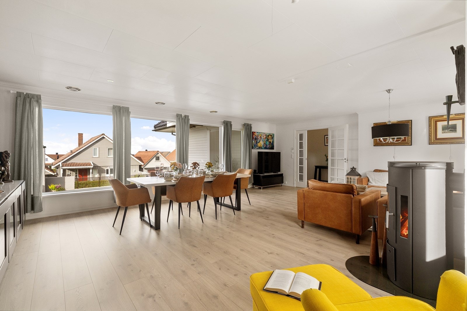 Stor stue med store vindusflater som slipper inn rikelig med naturlig lys. Galleribilde