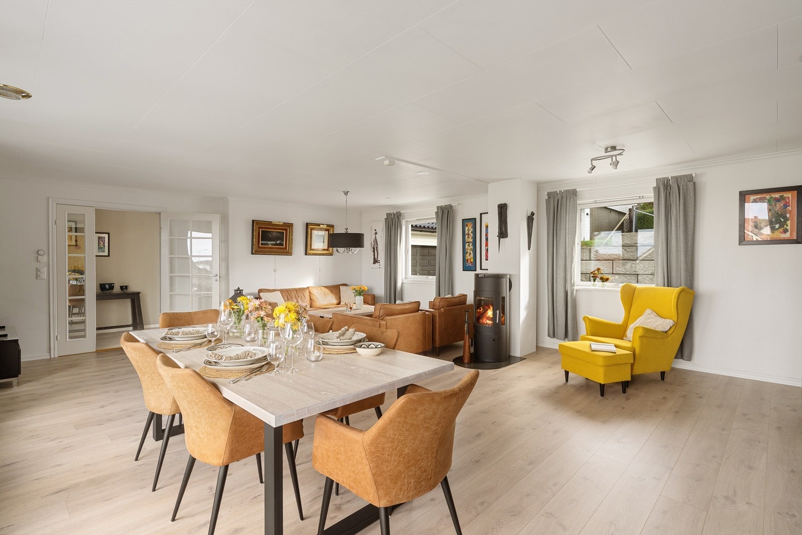 Stuen har lekker Pergo laminat på gulv og lys malte vegger som gir en god romfølelse. Galleribilde