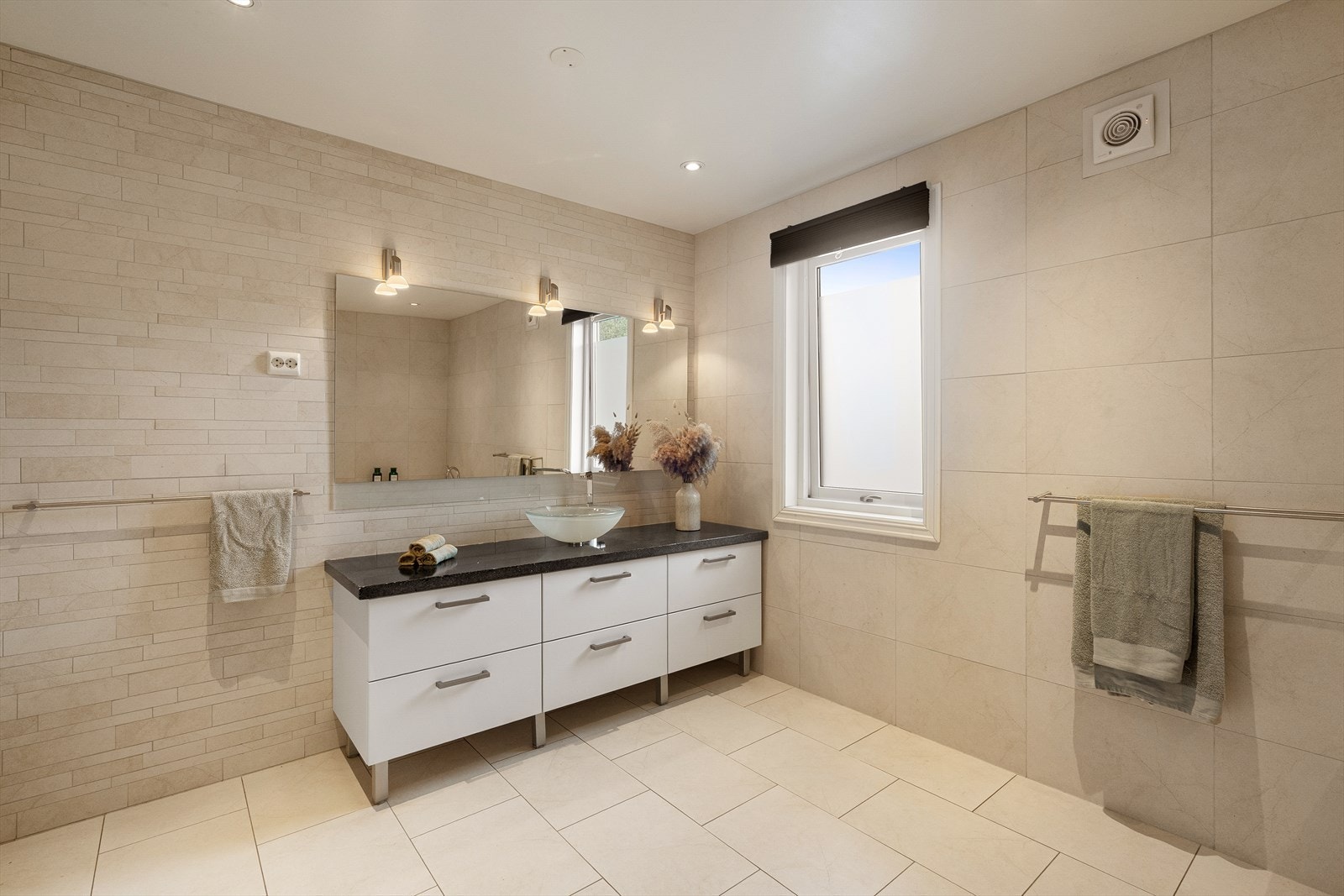 Moderne baderomsinnredning med god lagringsplass. Badet har også spotter i tak samt varme i gulv. Galleribilde