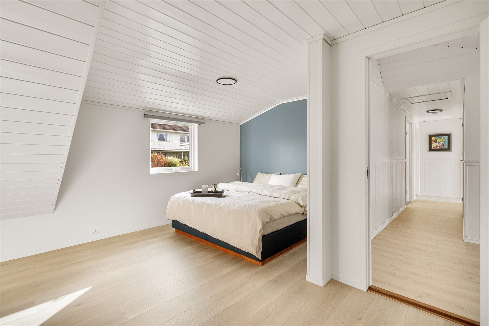 Rommet har tidsriktig fargevalg på vegger som skaper en god romfølelse. Galleribilde