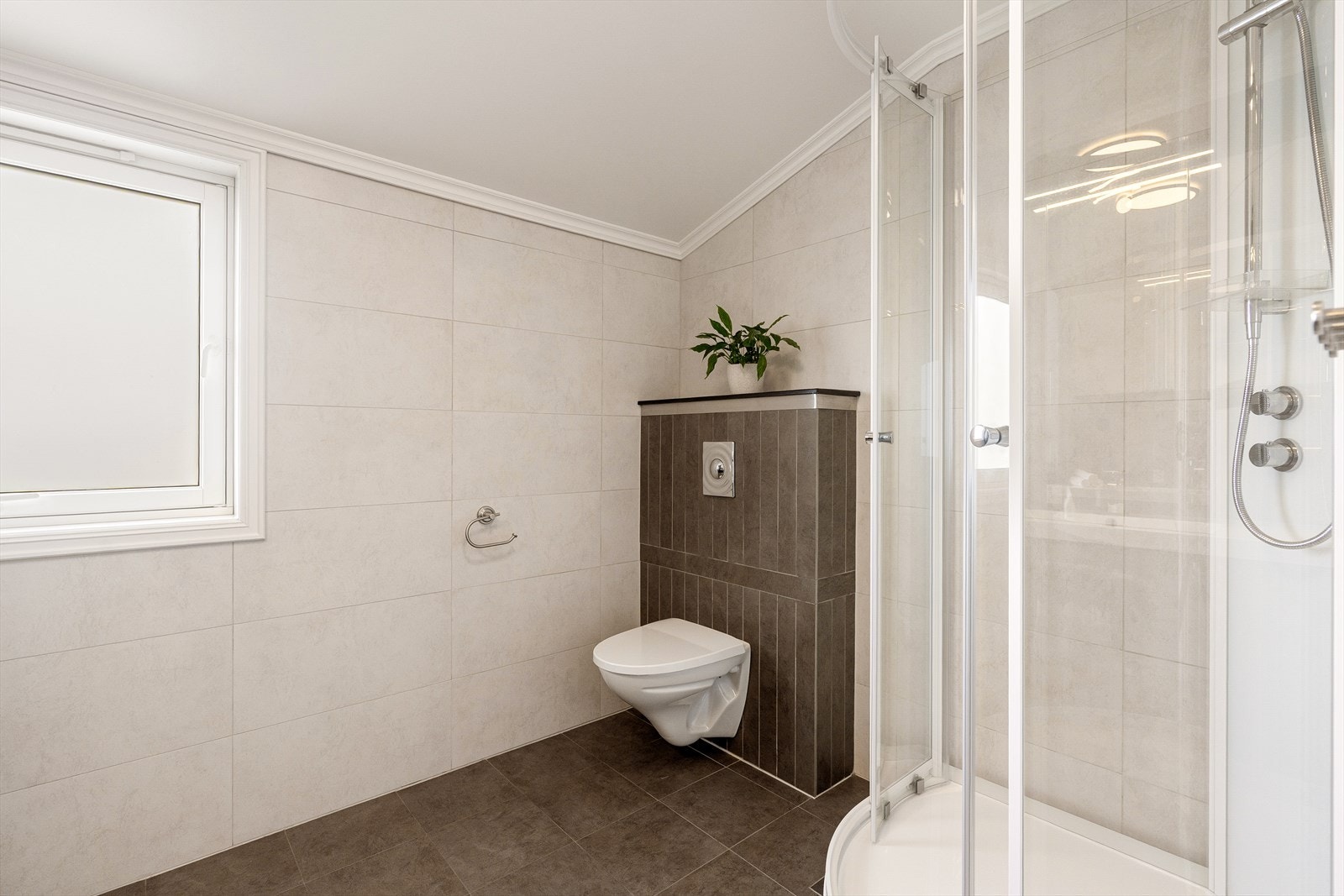 Badet er utstyrt med servant, toalett og dusjkabinett. Galleribilde