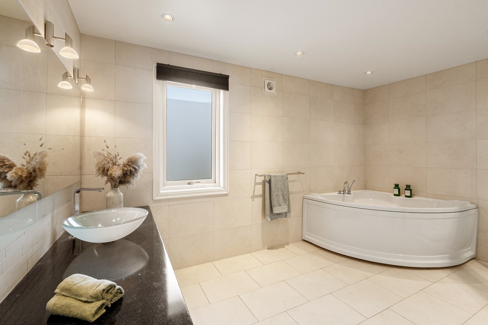 Moderne bad med fliser på vegg og gulv. Galleribilde