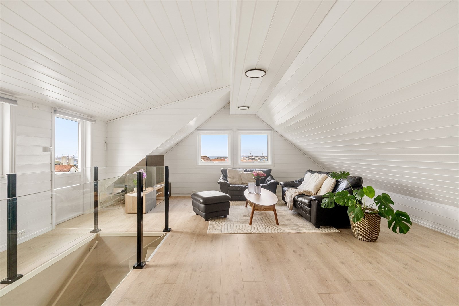 Stuen er enkel å møblere med plass til sittegruppe samt TV-seksjon. Galleribilde