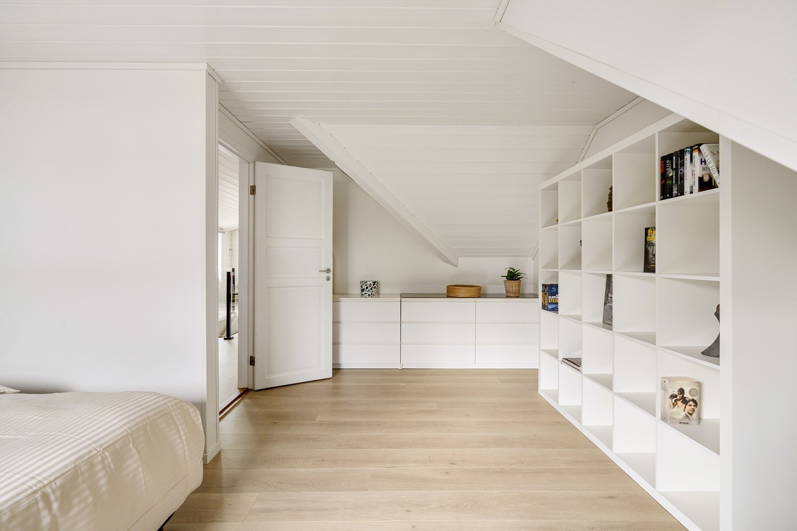 Hovedsoverommet har også rikelig med oppbevaringsmuligheter i kommode og skap. Galleribilde