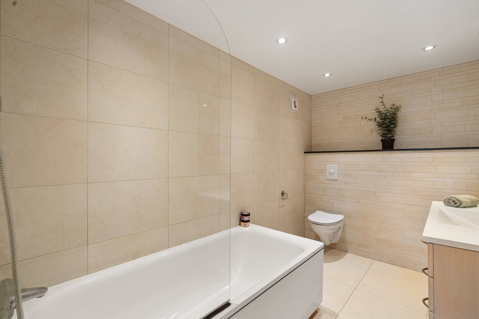 Badet er utstyrt med badekar, vegghengt toalett og servant. Galleribilde