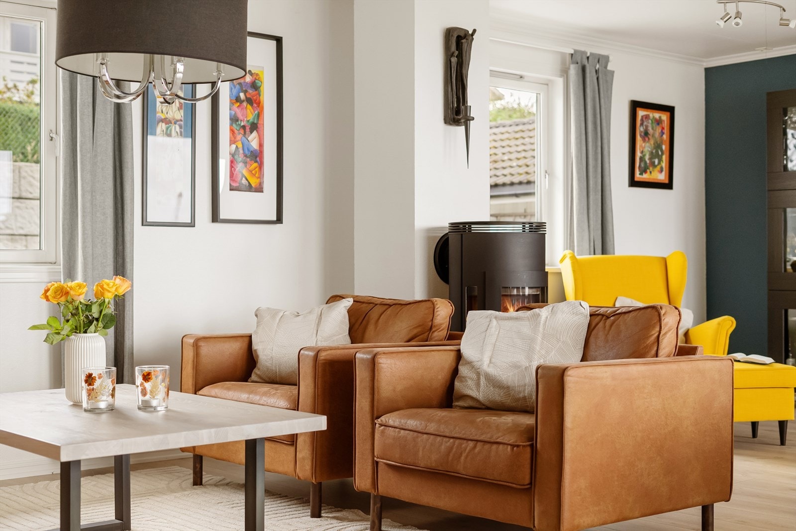 Lys og innbydende stue med stilfulle detaljer og plass til TV-seksjon. Perfekt for avslapning og sosiale sammenkomster. Galleribilde