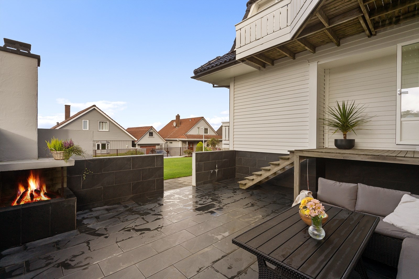 Uteområdet kan deles inn i flere sittesoner med plass til grill. Galleribilde