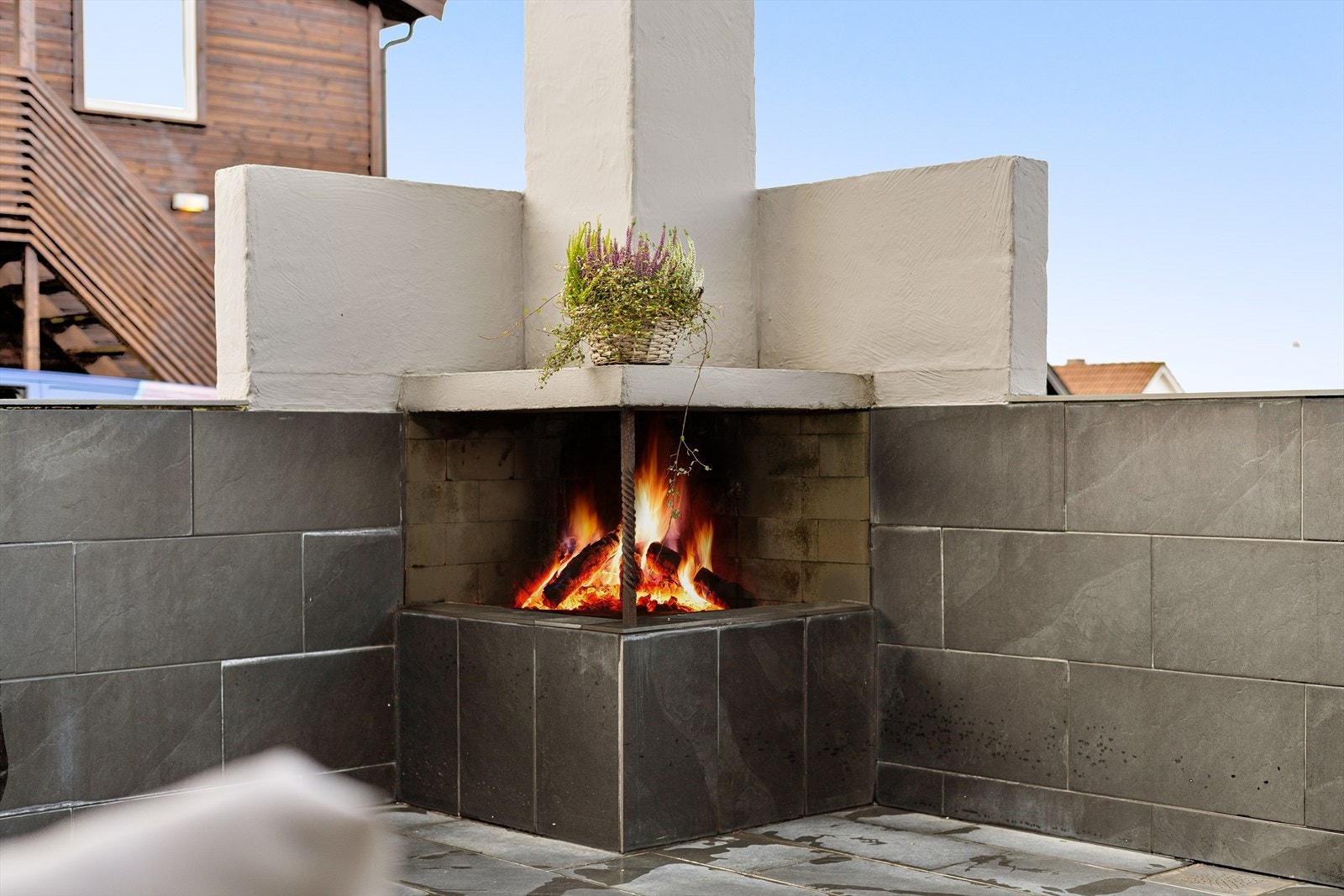 Uteområdet har også en lekker utepeis som skaper en harmonisk stemning. Galleribilde
