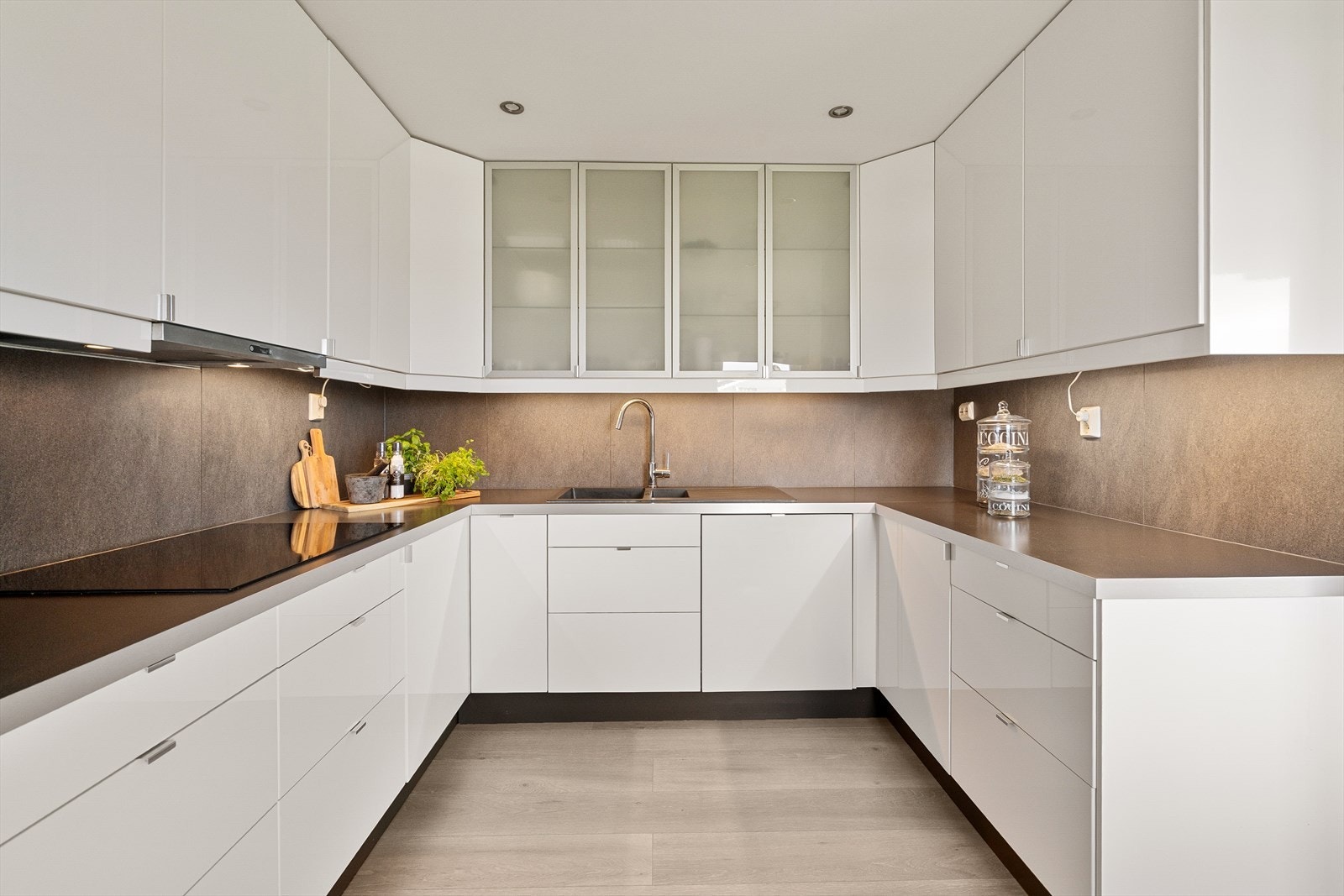 Kjøkkenet har rikelig med skap og benkeplass. Galleribilde