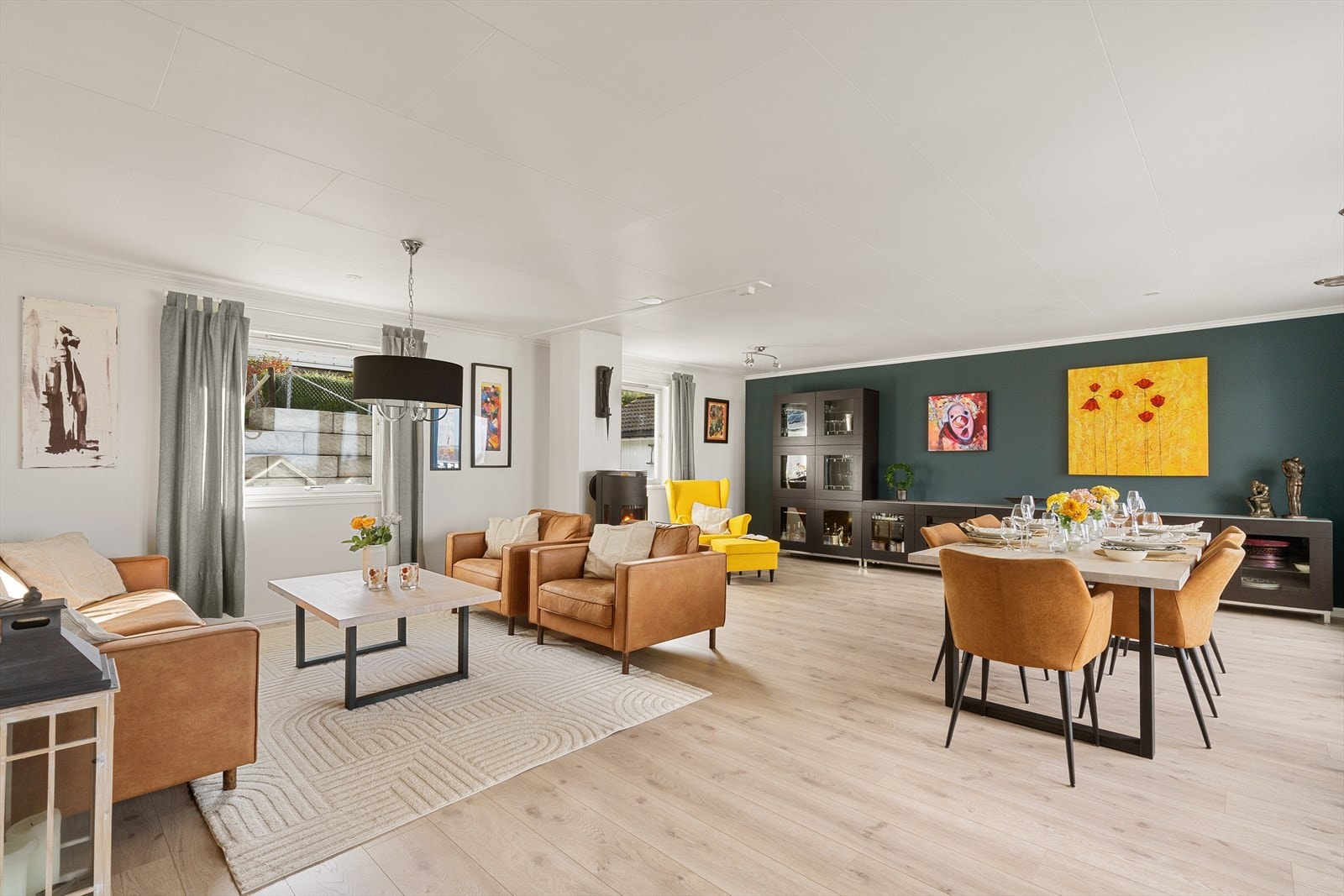 Stuen er enkel å møblere med plass til flere sittesoner. Galleribilde