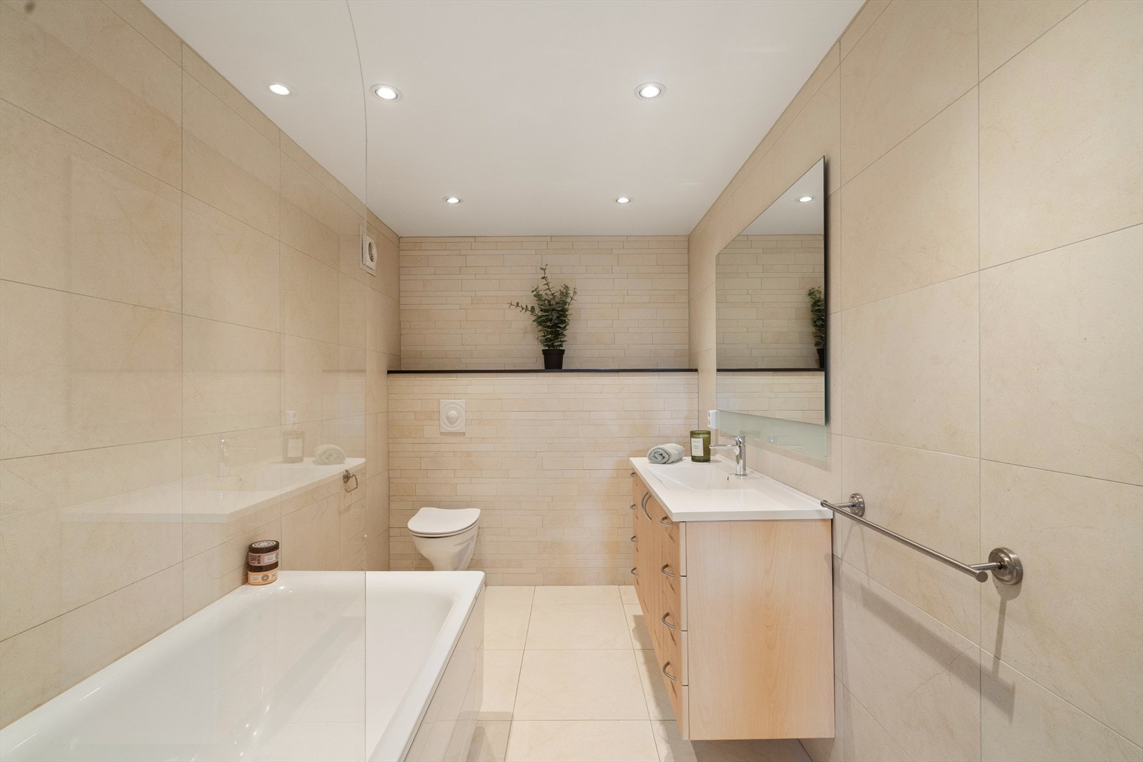 Lekkert helfliset bad med varme i gulv og spotter i tak. Galleribilde