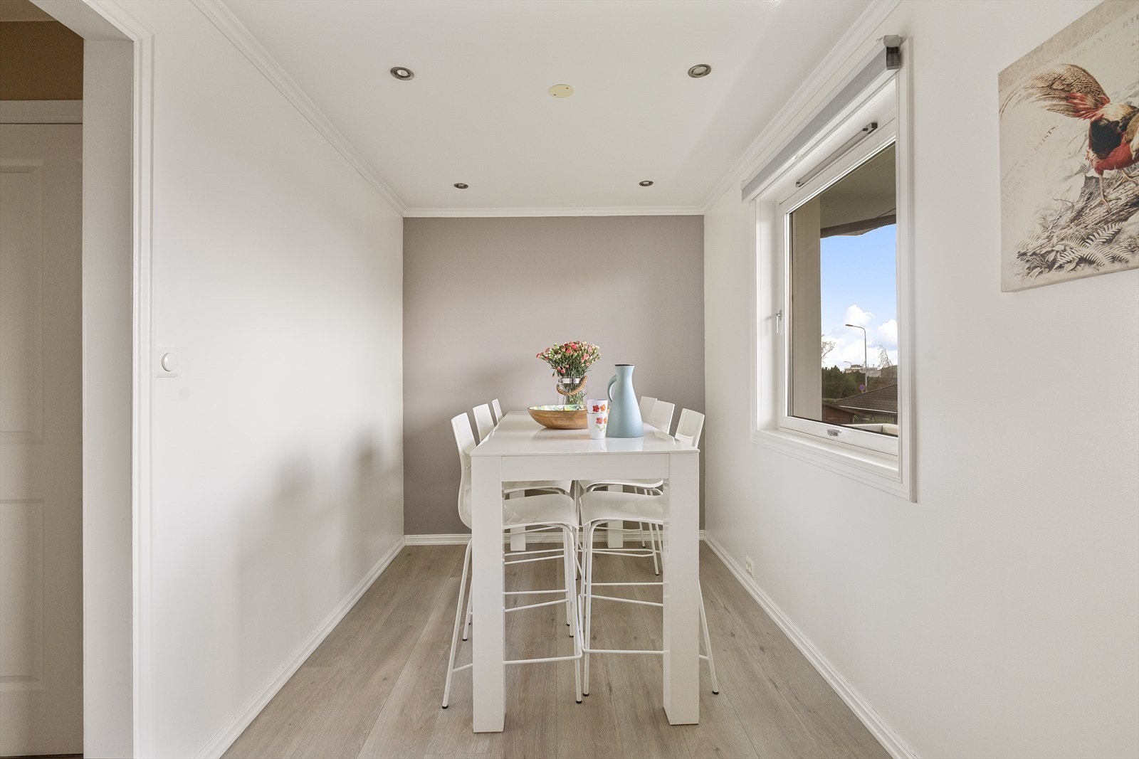 Kjøkkenet har også en adskilt og koselig spisestue. Galleribilde