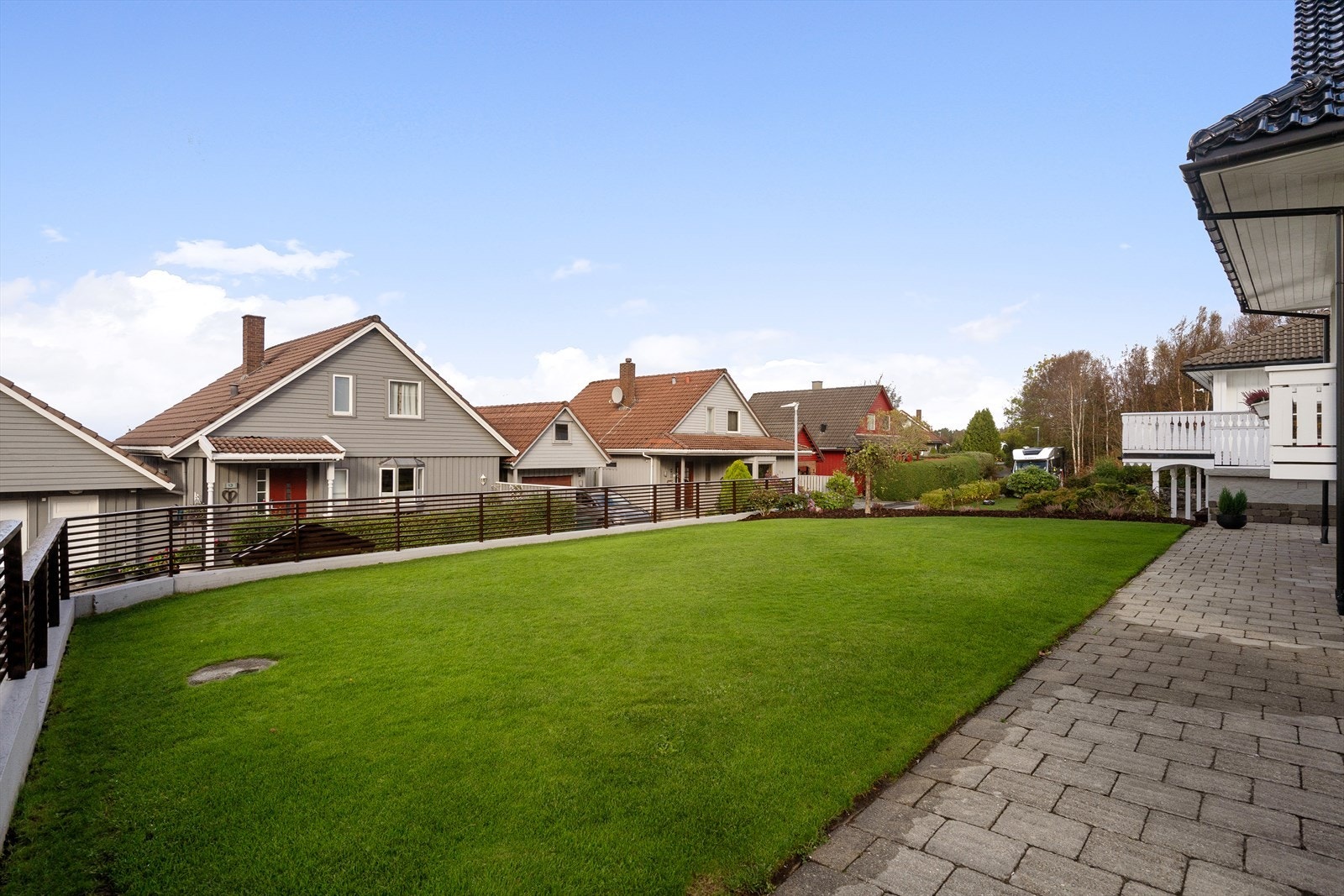 Flott og velstelt uteområde. Med flere solrike soner kan man nyte solen fra morgen til kveld. Galleribilde