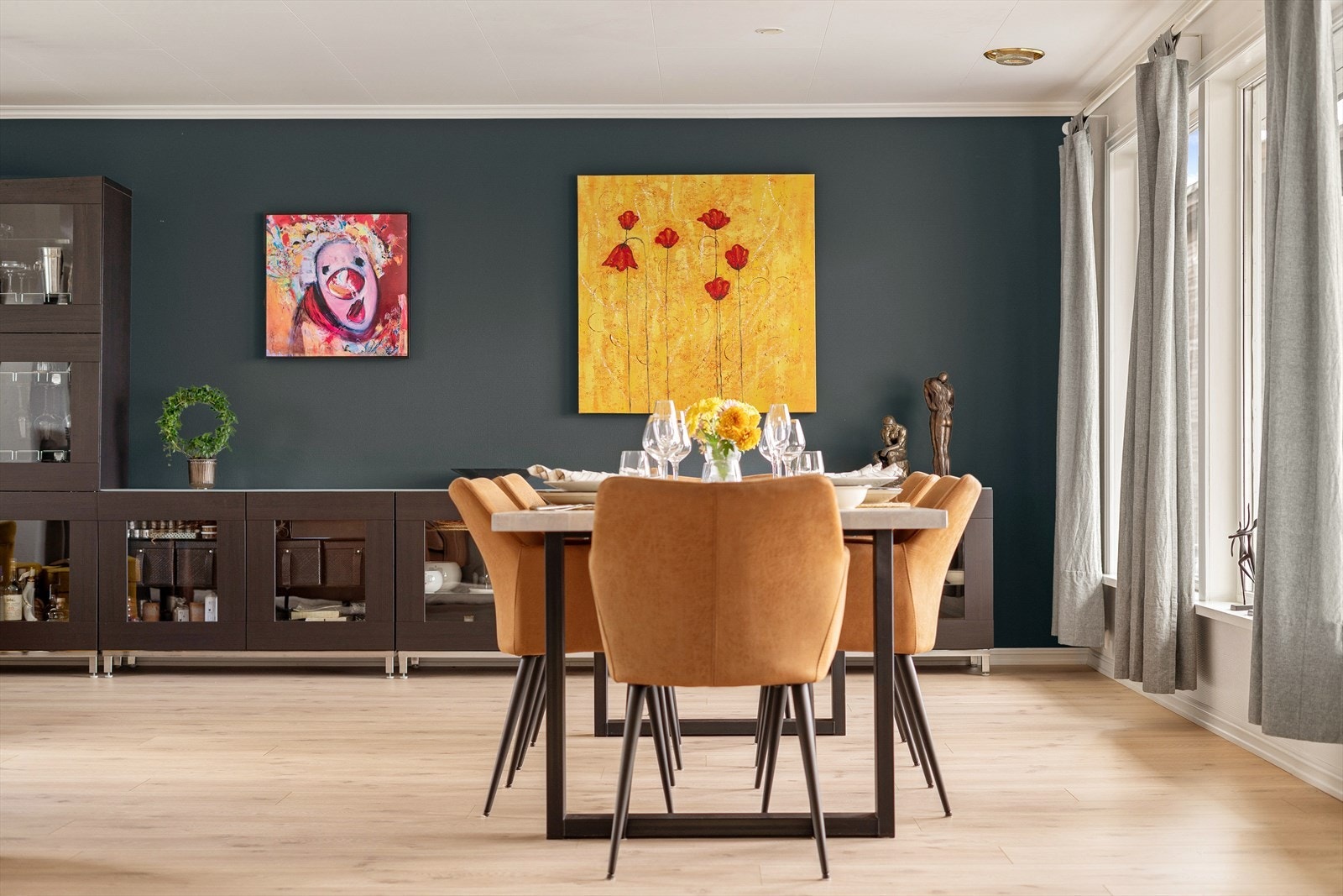 Romslig spisestuedel med store vinduer som gir flott utsikt. God plass til å dekke på langbord ved hyggelige sammenkomster. Galleribilde