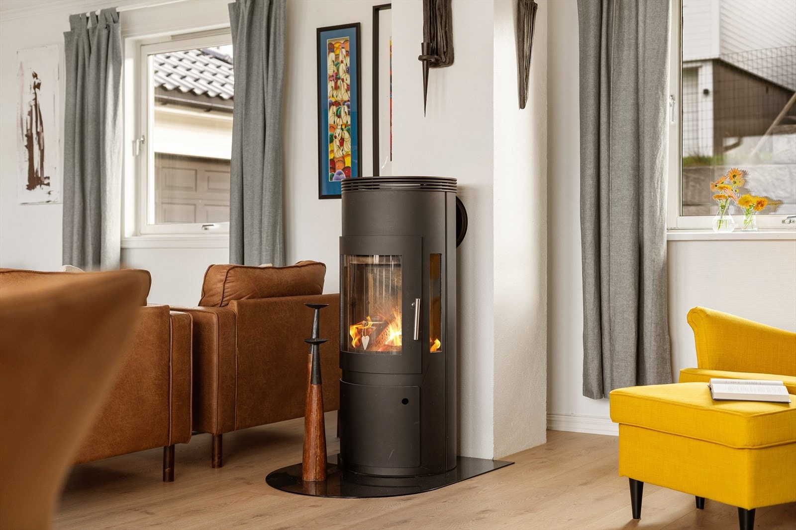 Vedovn i stuen som gir ekstra varme og en hyggelig atmosfære. Vedovnen ble installert rundt 2009. Galleribilde