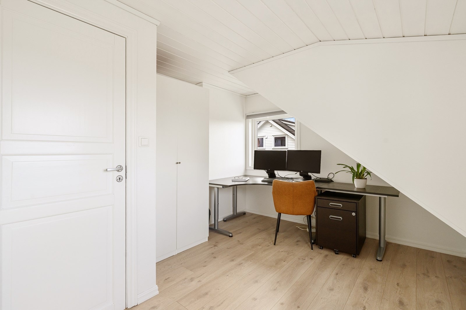 Soverom nr. 4 som per i dag har vært innredet som hjemmekontor, men kan enkelt tilpasses til soverom eller annen ønsket bruk. Galleribilde