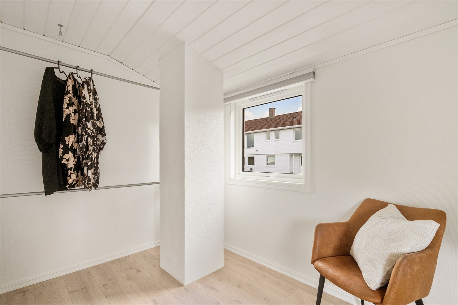 Soverommet er lyst og romslig rom med store vinduer som gir naturlig lys. Galleribilde