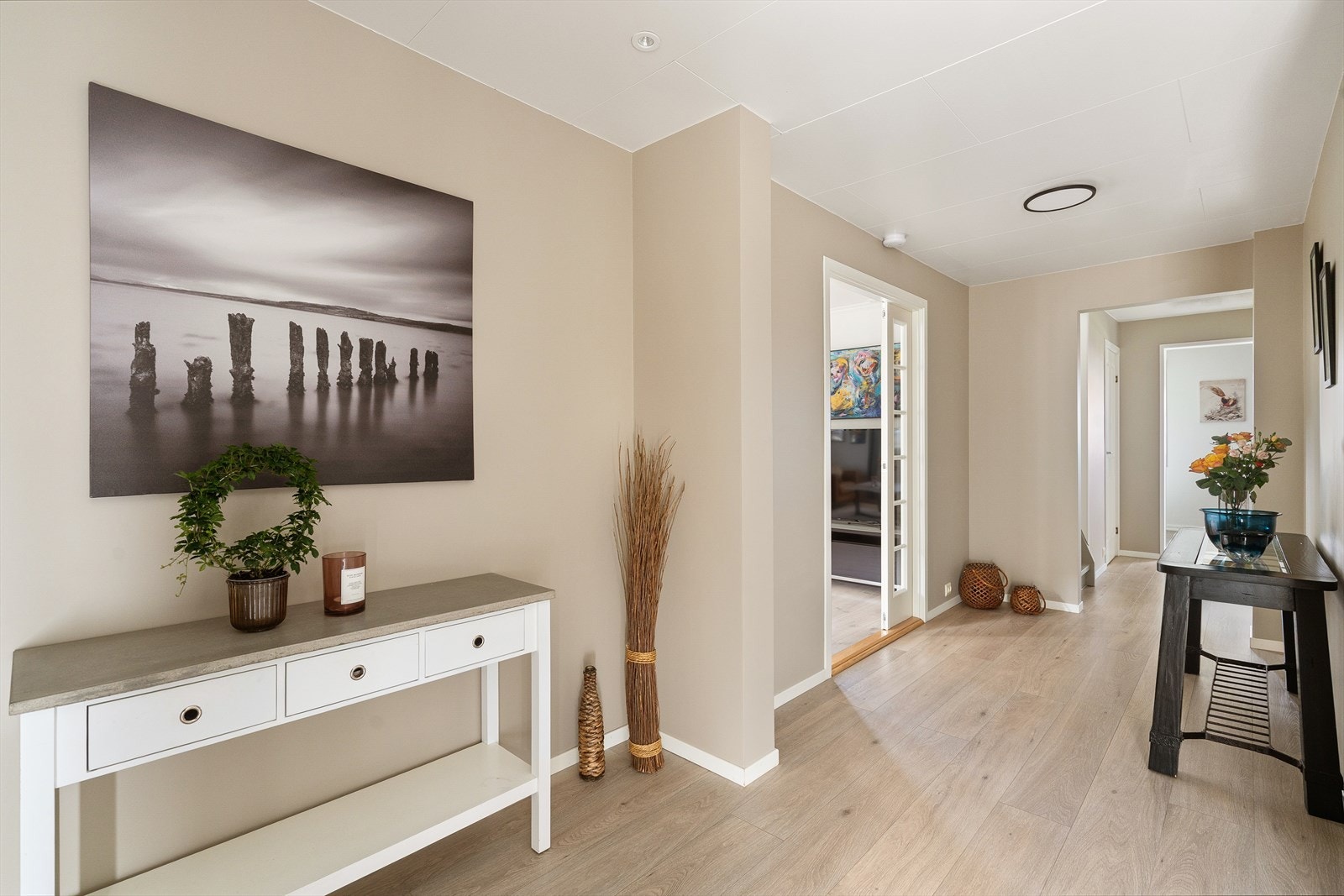 Moderne innredning med plass til kommode og avlastningsstol. Galleribilde