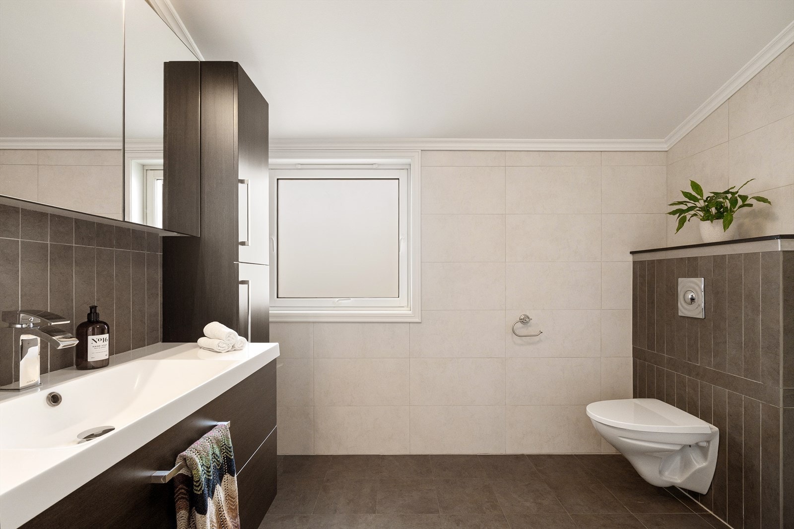 Lekkert og moderne helfliset bad med varmekabler i gulv. Galleribilde