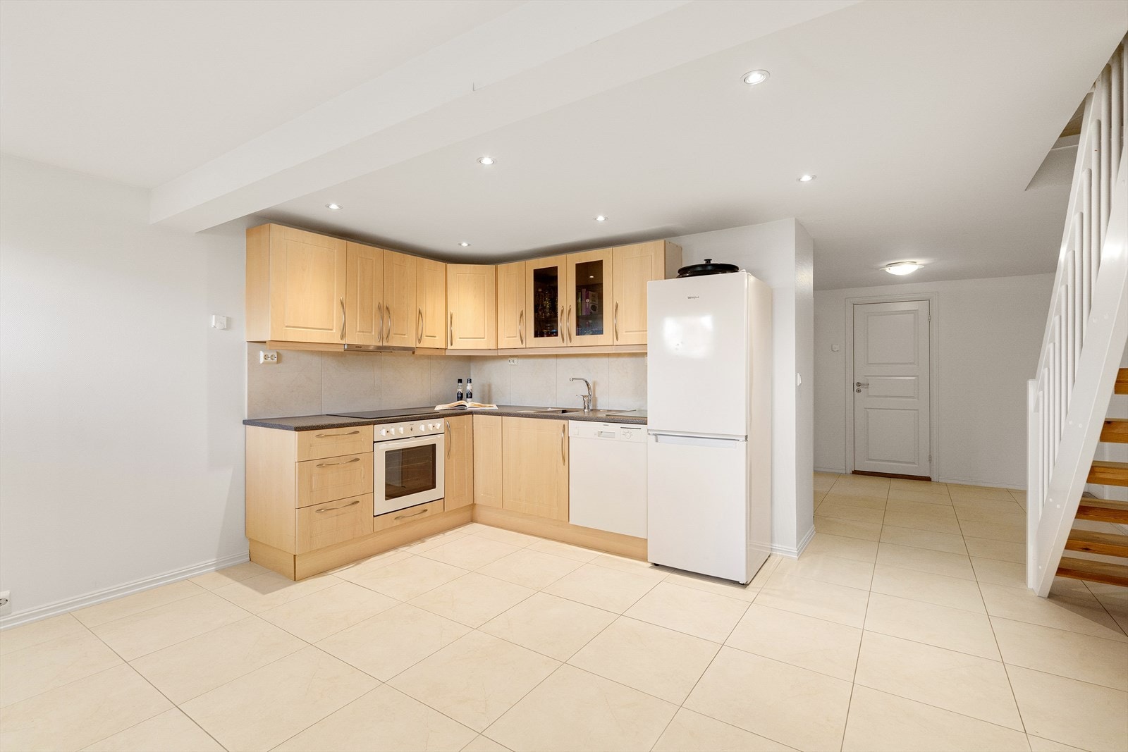 Kjøkkenet har også rikelig med skap og benkeplass. Galleribilde