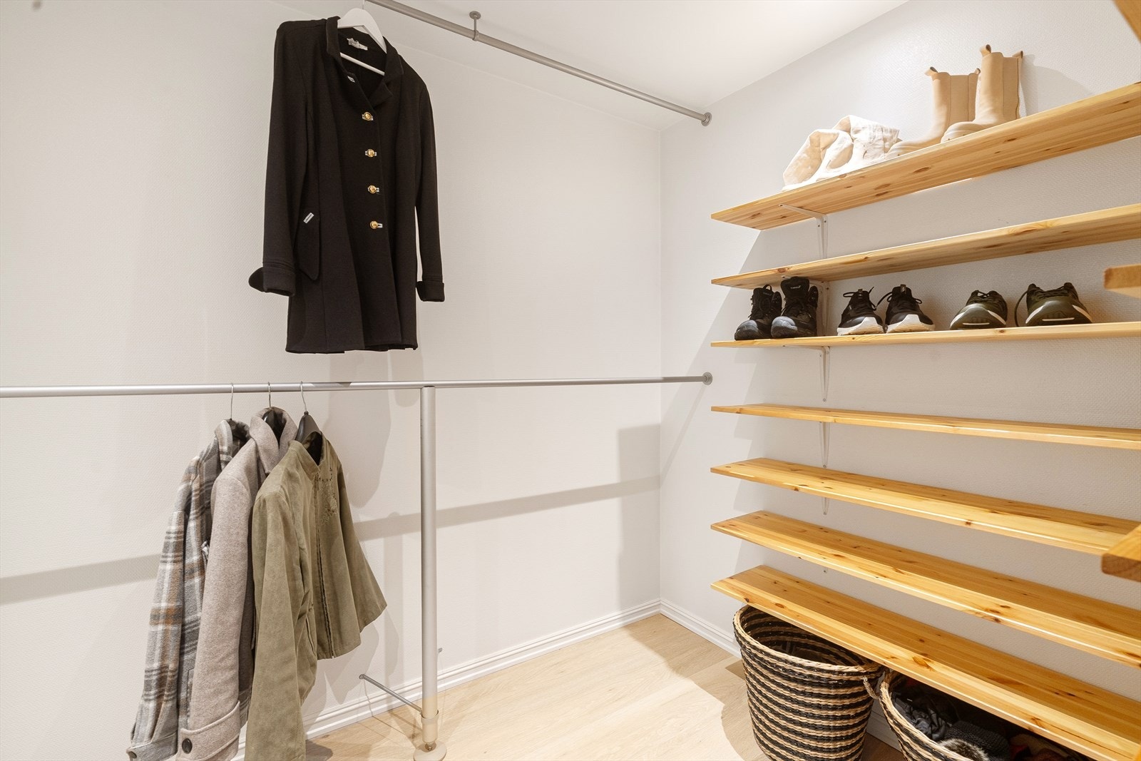 Praktisk bod med plass til yttertøy. Galleribilde