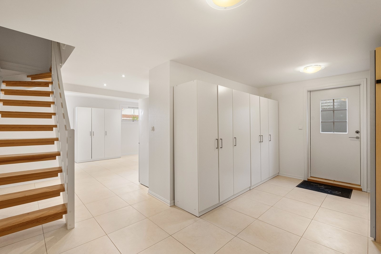 U. etasjen har og en lys og innbydende flislagt entré med plass til å henge fra seg yttertøy i garderobeskap. Galleribilde