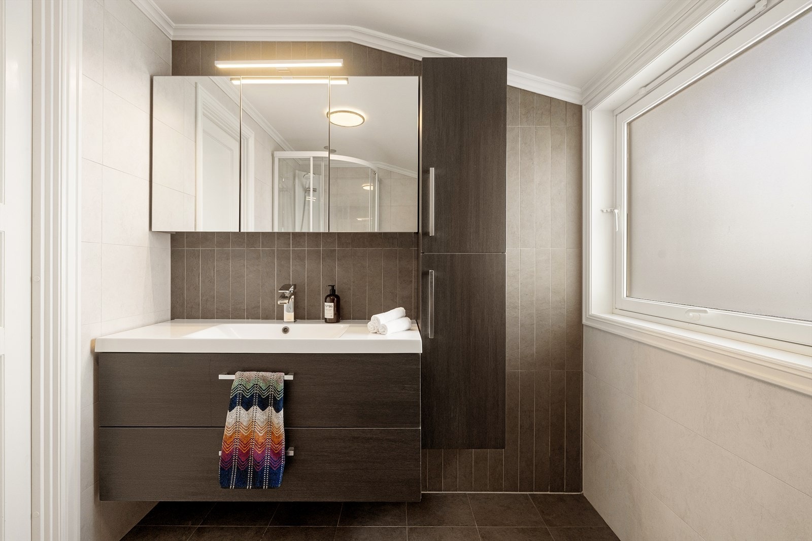 Baderomsinnredningen tilbyr også på gode muligheter for oppbevaring. Galleribilde