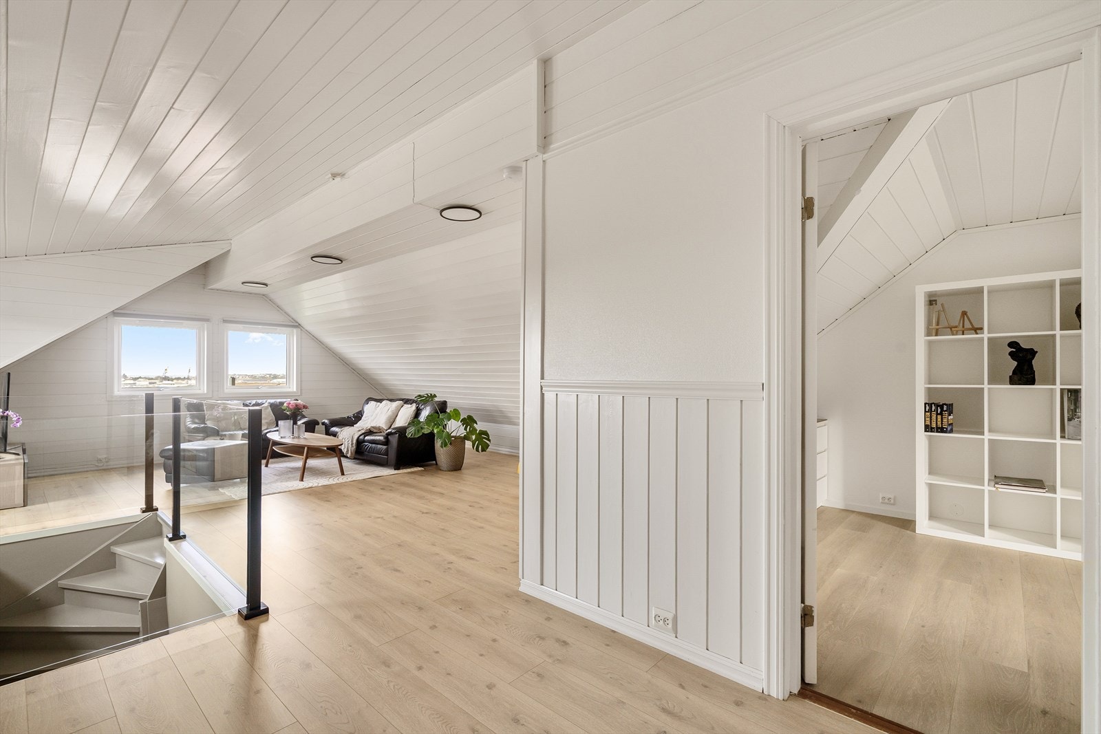 Romslig og innbydende loftstue med mye naturlig lys. Galleribilde