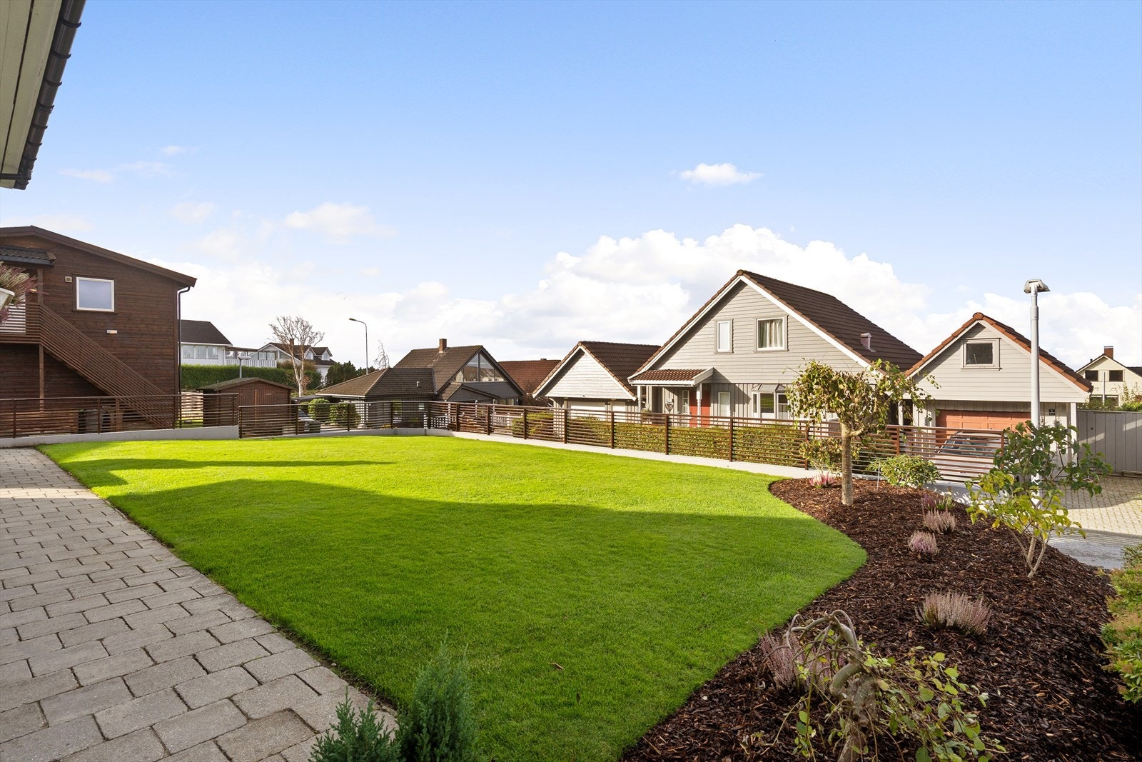 Nord-vest vendt uteområde med frodig hage og gode solforhold. Galleribilde