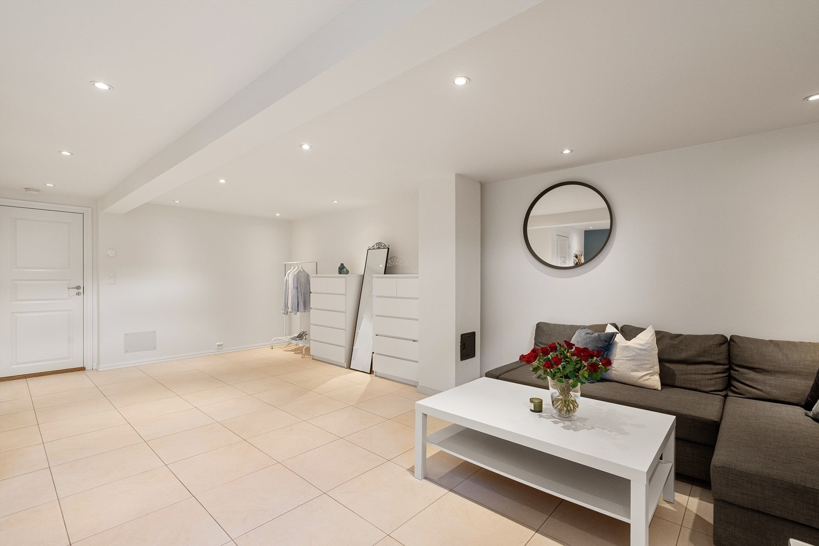 Lys og innbydende stue med plass til flere sittesoner samt TV-seksjon. Galleribilde