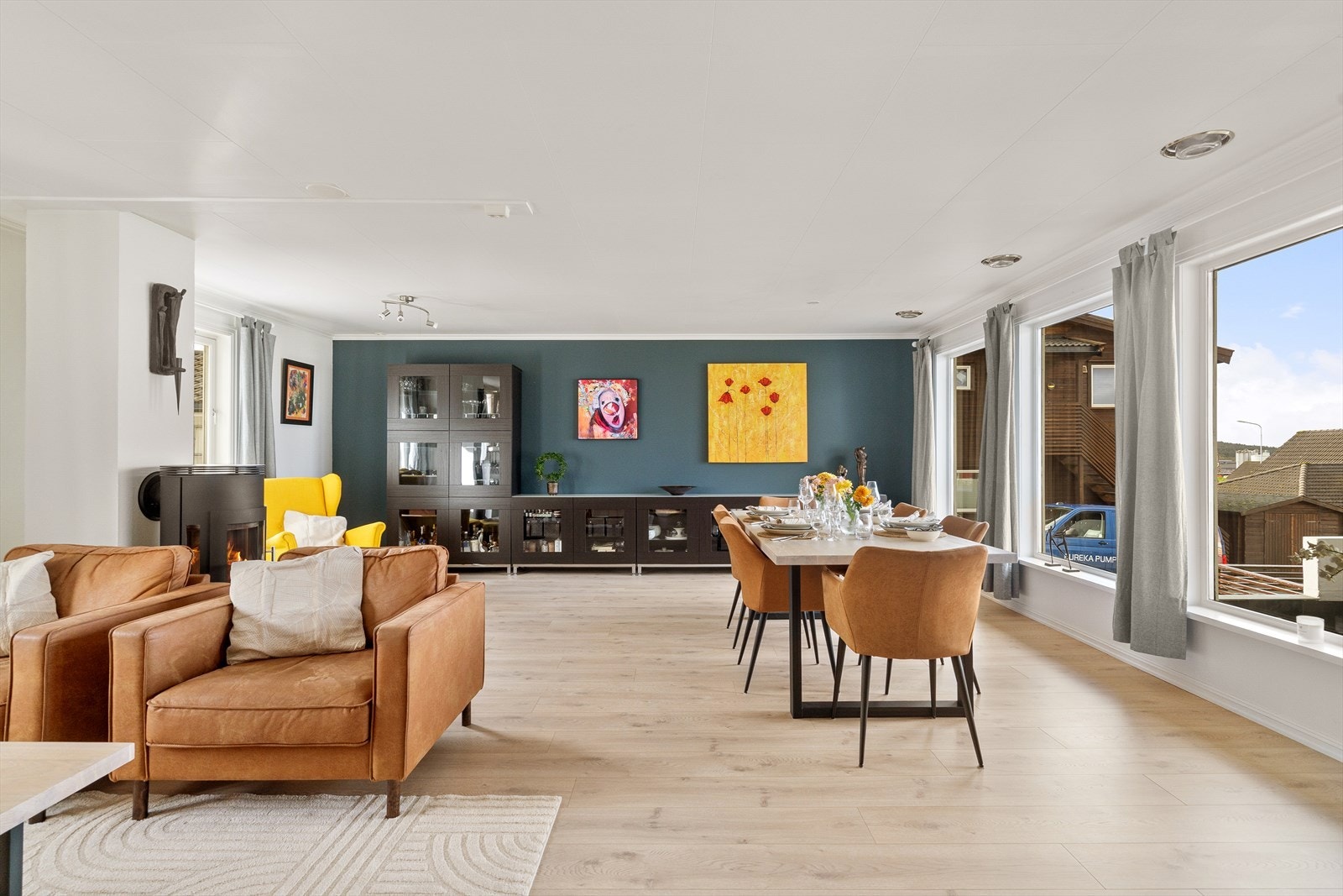 Lys og luftig stue med mye naturlig dagslys fra flere sider, som gir en god romfølelse og atmosfære i rommet. Galleribilde